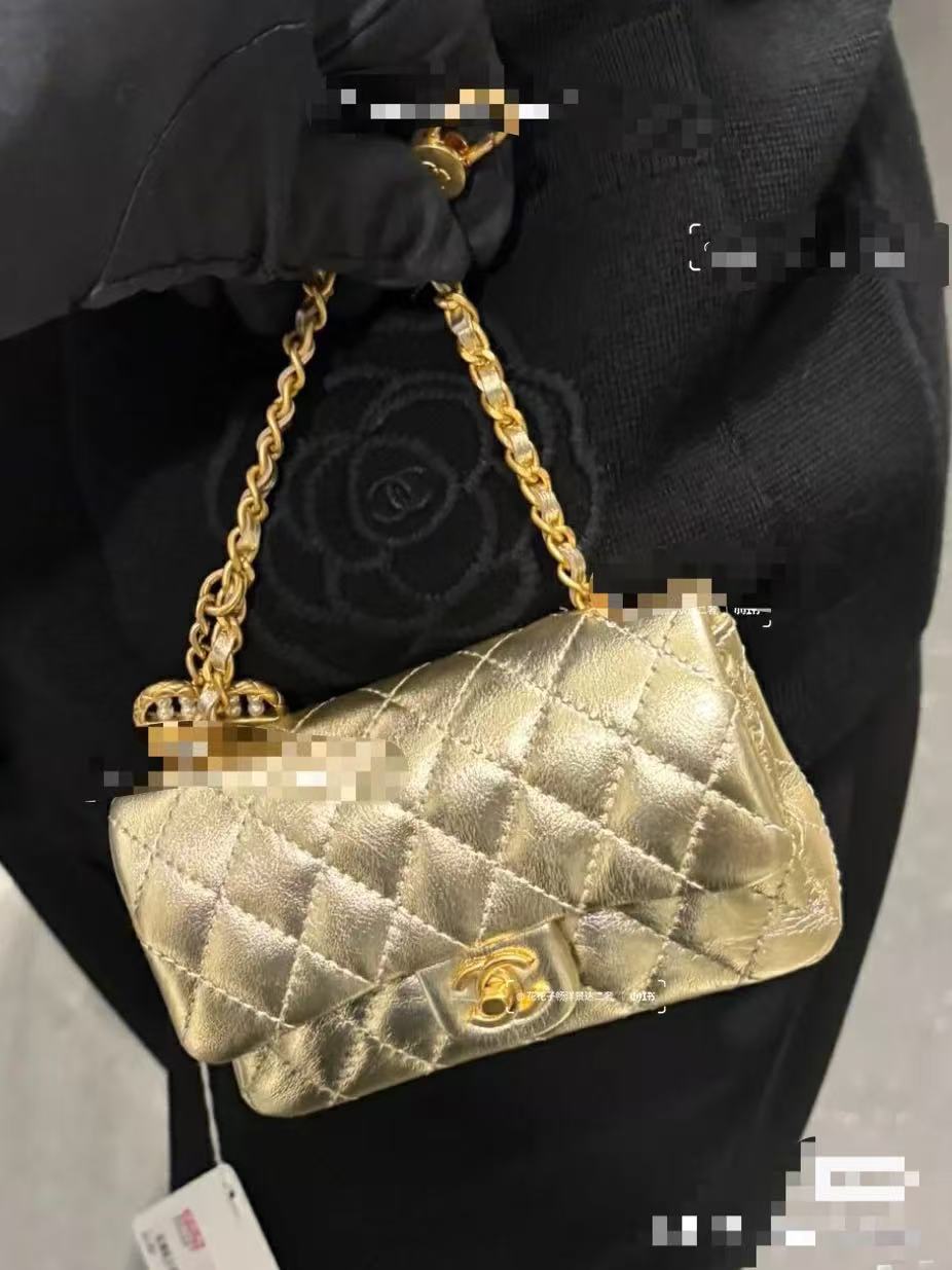 CC CLASSIC FLAP BAG 13 IN GOLD LAMBSKIN WITH PEARL HEART CHARM