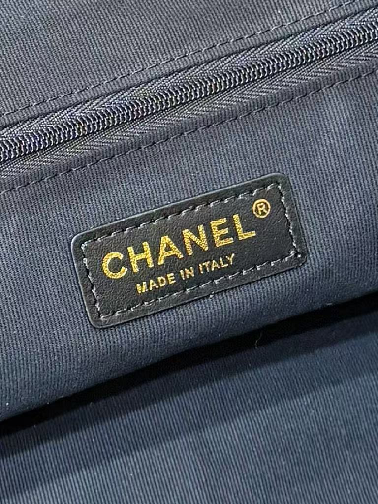 CC SHOULDER BAG 36 IN BLACK QUILTED CALFSKIN