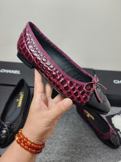 CHANEL 26S BALLET FLATS IN BLACK & BURGUNDY PATENT LEATHER