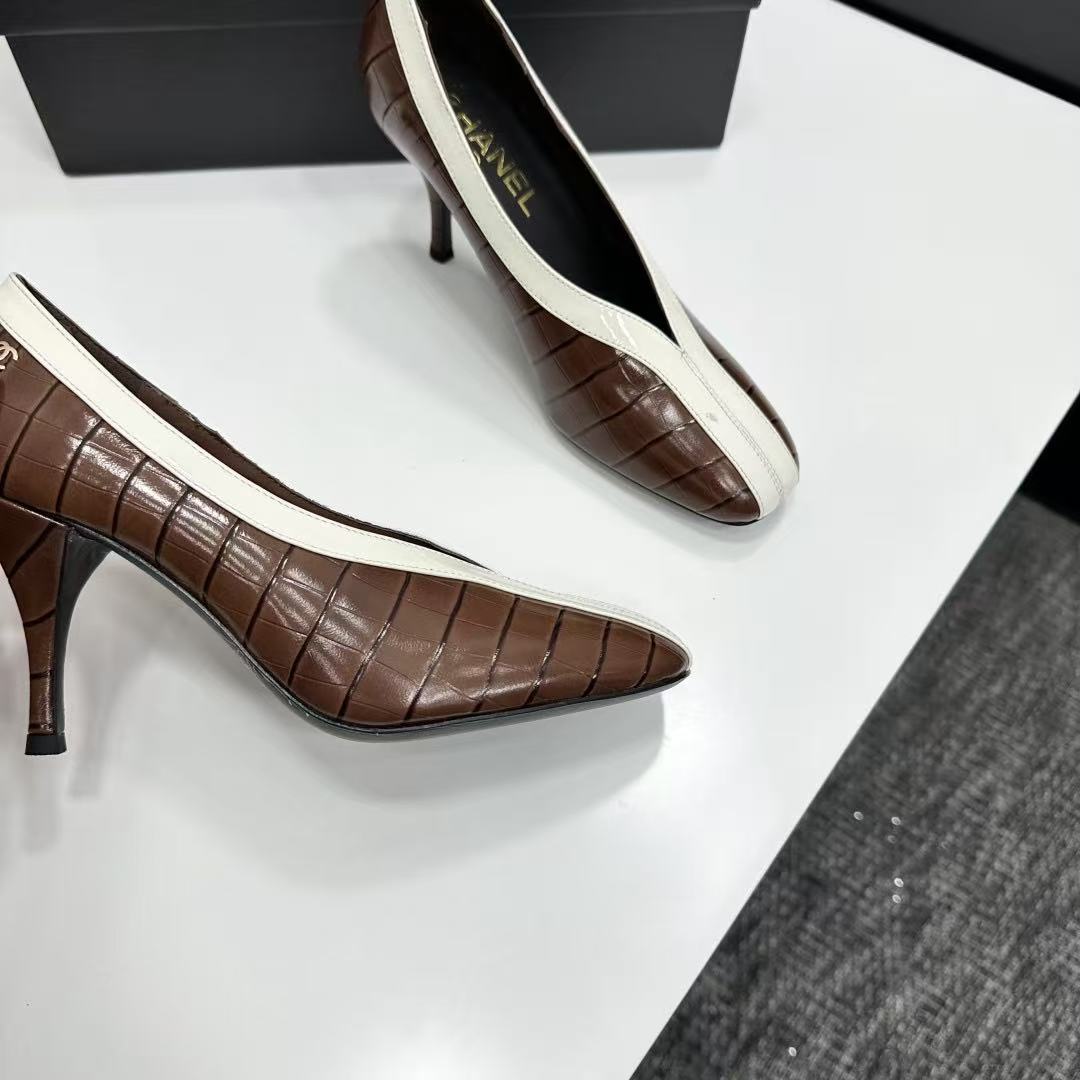 CHANEL 26S SQUARE-TOE PUMP IN BROWN CROCODILE EMBOSSED LAMBSKIN WITH WHITE TRIM