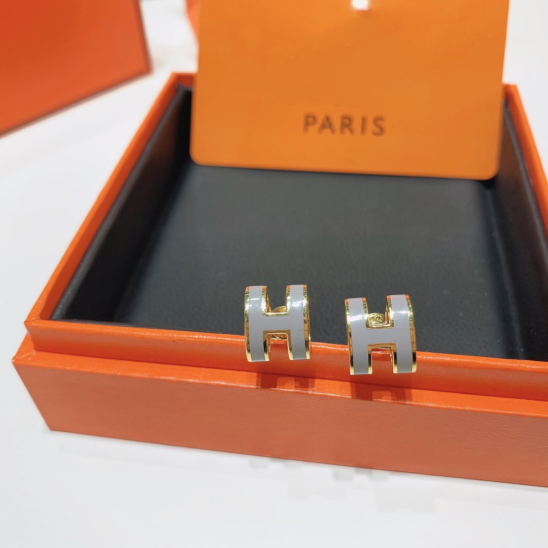 GOLD LACQUERED MINI POP H EARRINGS LIGHT GRAY