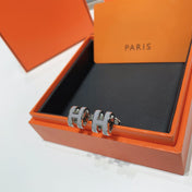 GOLD LACQUERED MINI POP H EARRINGS LIGHT GRAY