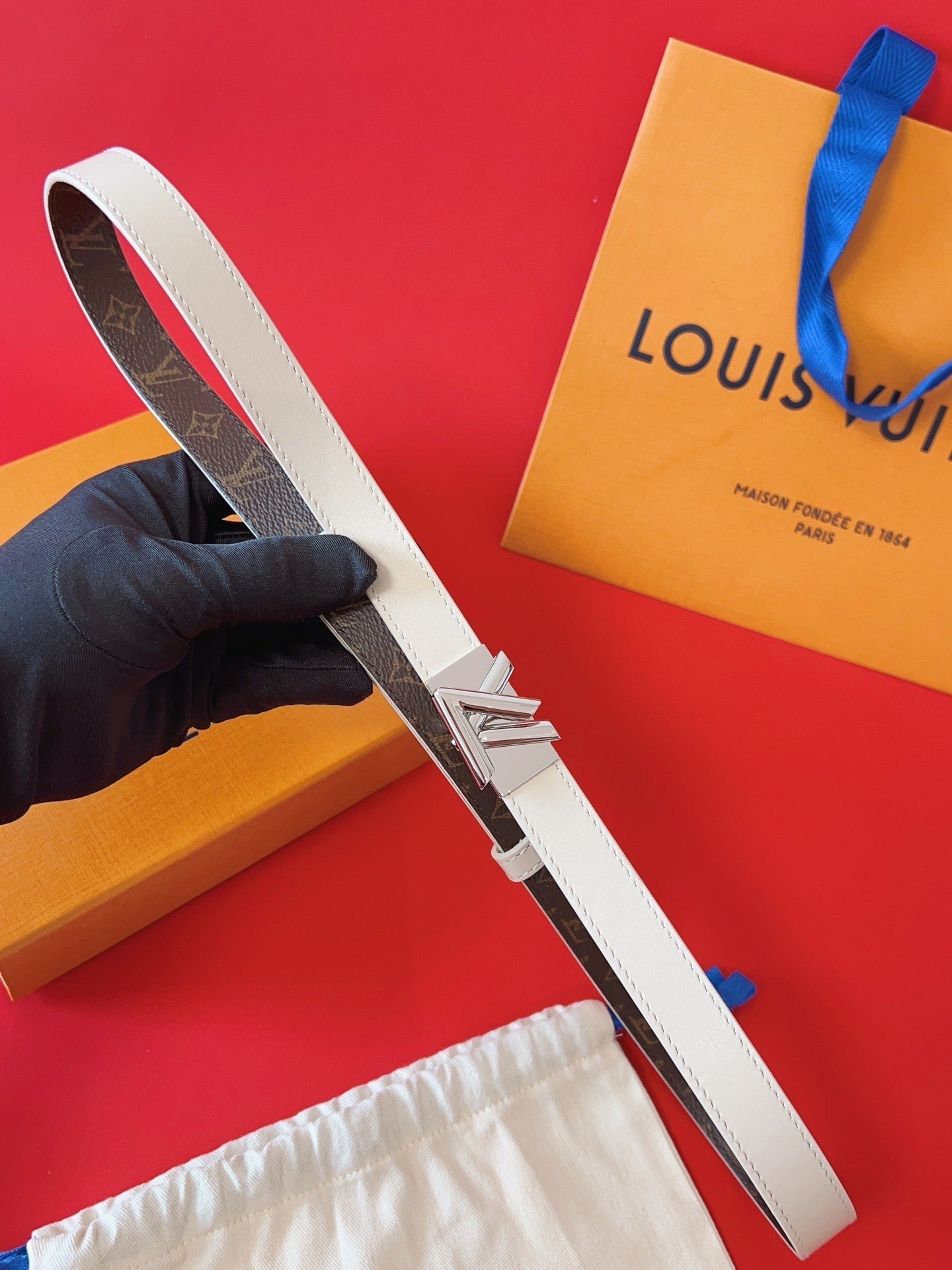 LV GO-14 20MM BELT IN WHITE CALFSKIN SILVER HARDWARE