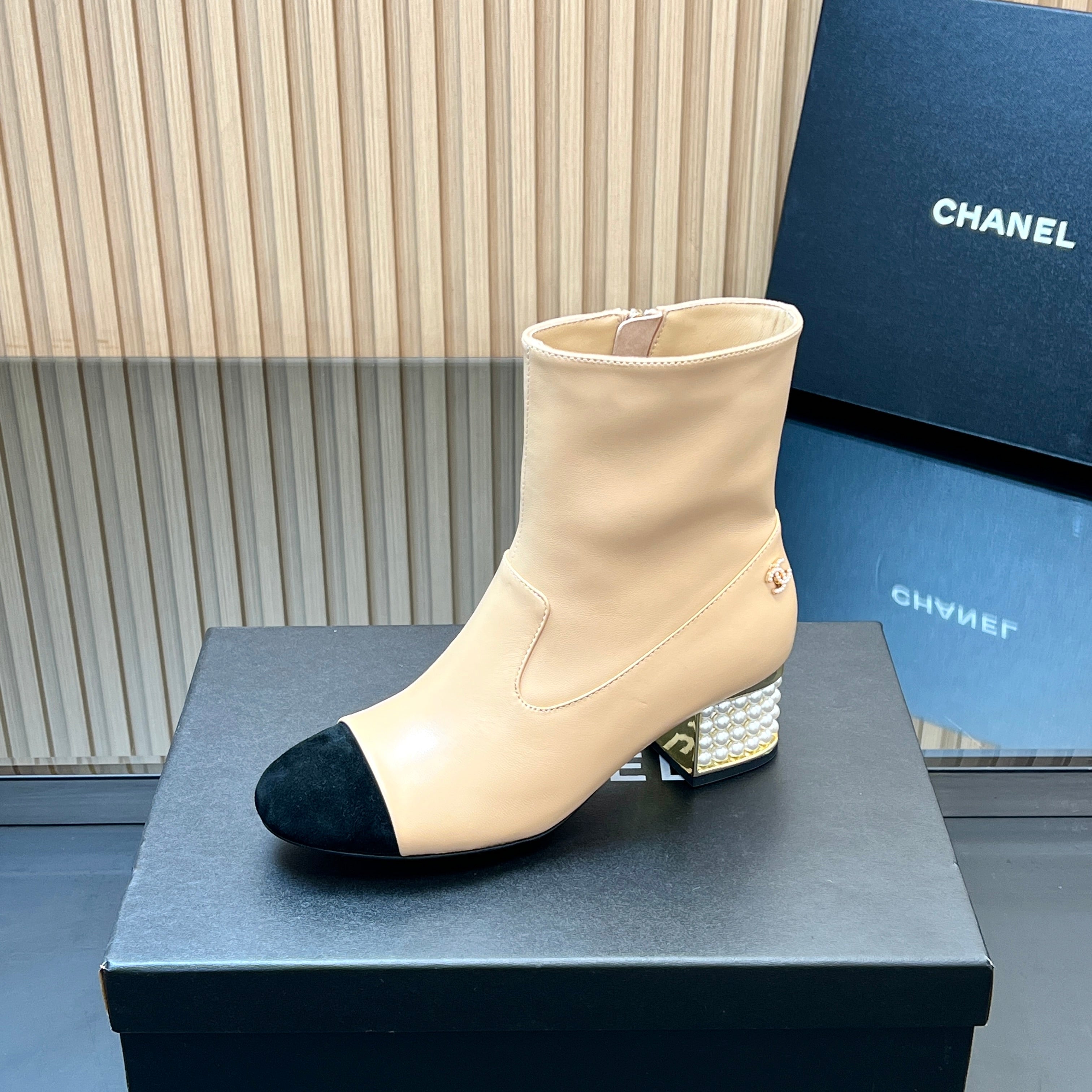 CHANEL 25S TALL BOOTS WITH PEARL DETAILS 50MM IN BEIGE CALFSKIN AND BLACK SUEDE