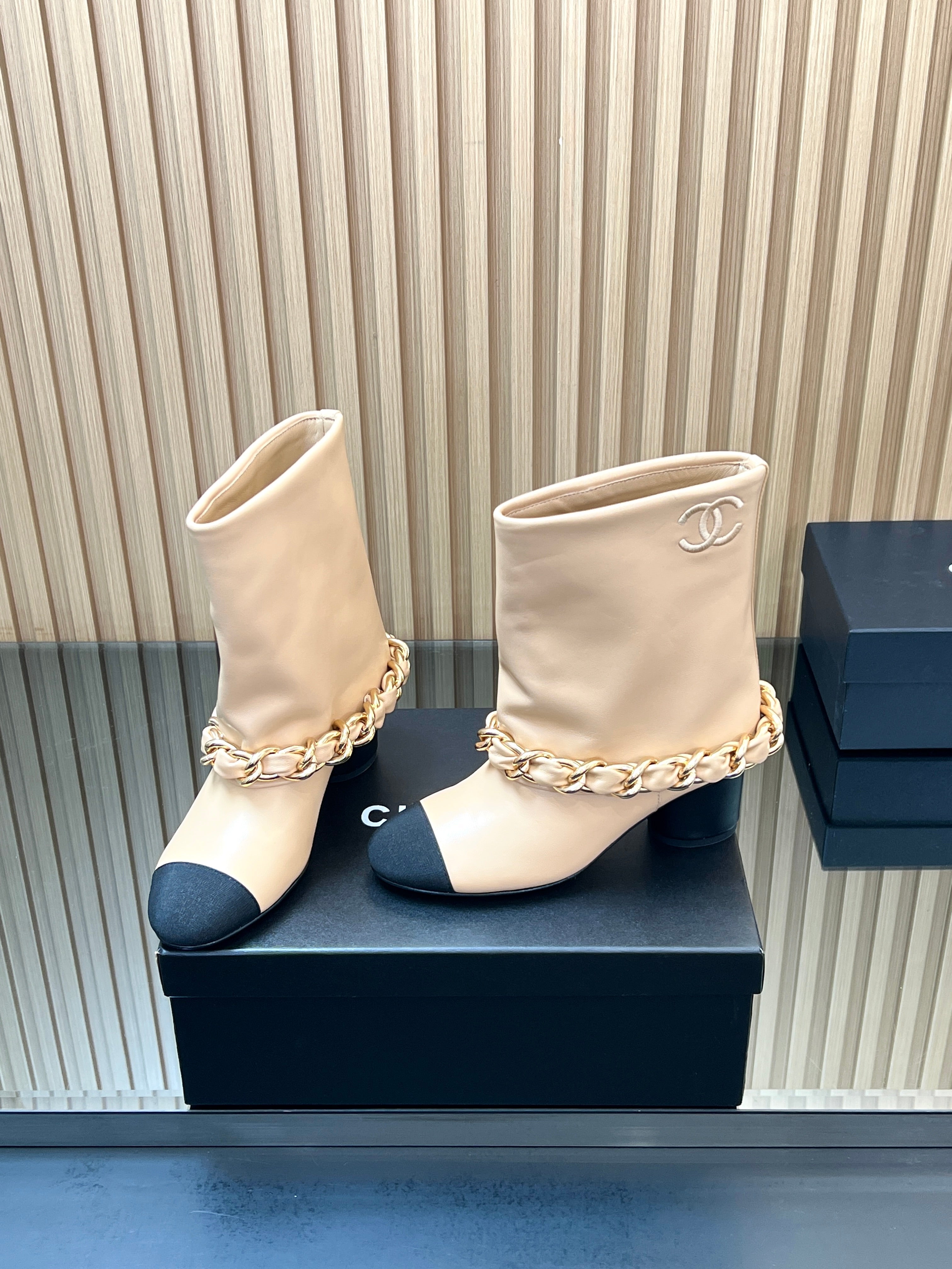 CHANEL 25S LOW BOOTS 65MM IN BEIGE CALFSKIN GOLD HARDWRE