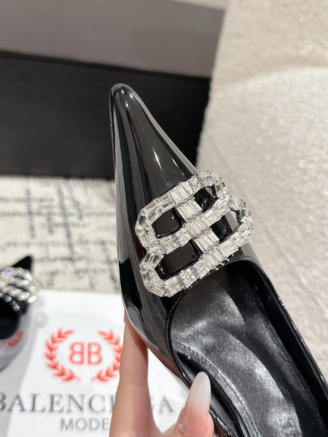 POINTED HIGH PUMPS IN BLACK PATENT CALFSKIN WITH CRYSTAL BUCKLE