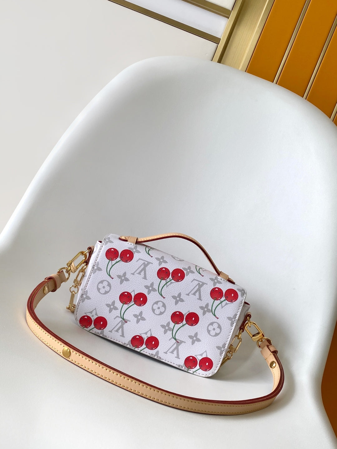 POCHETTE MÉTIS EAST WEST 21.5 IN WHITE WITH CHERRY PRINT MONOGRAM