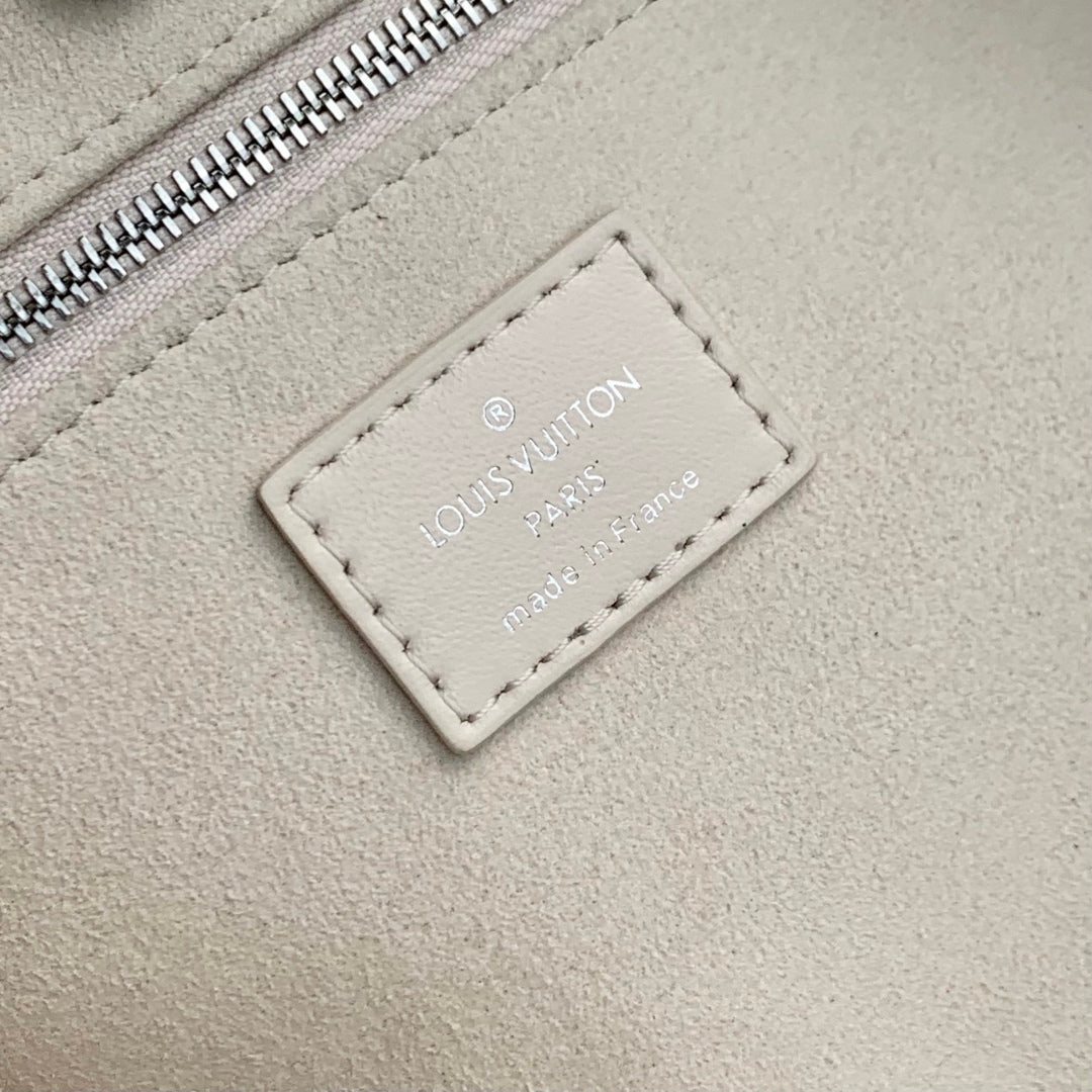 CARRYALL CARGO VIBE PM 33.5 IN VANILLE LAMBSKIN BORWN MONOGRAM TAG