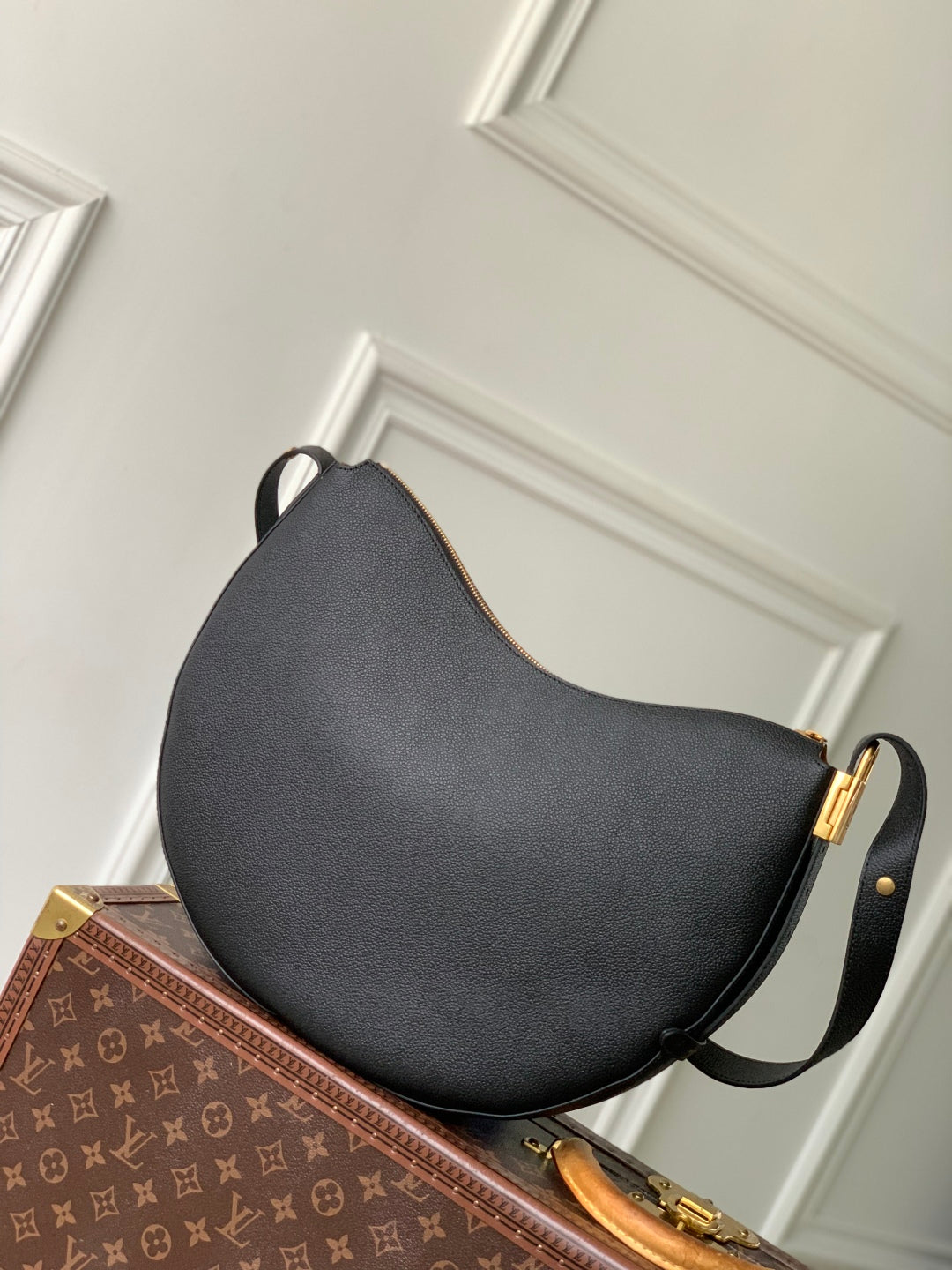 LOW KEY COOKIE MM 32 IN BLACK CALFSKIN BROWN MONOGRAM TAG