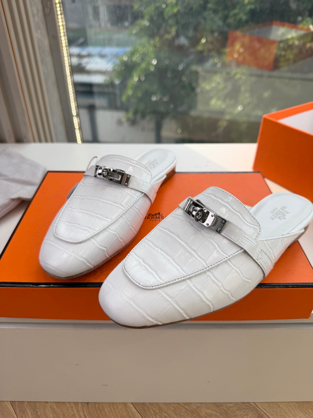 HM 26S DESTIN MULES IN WHITE CROCODILE-EFFECT LEATHER