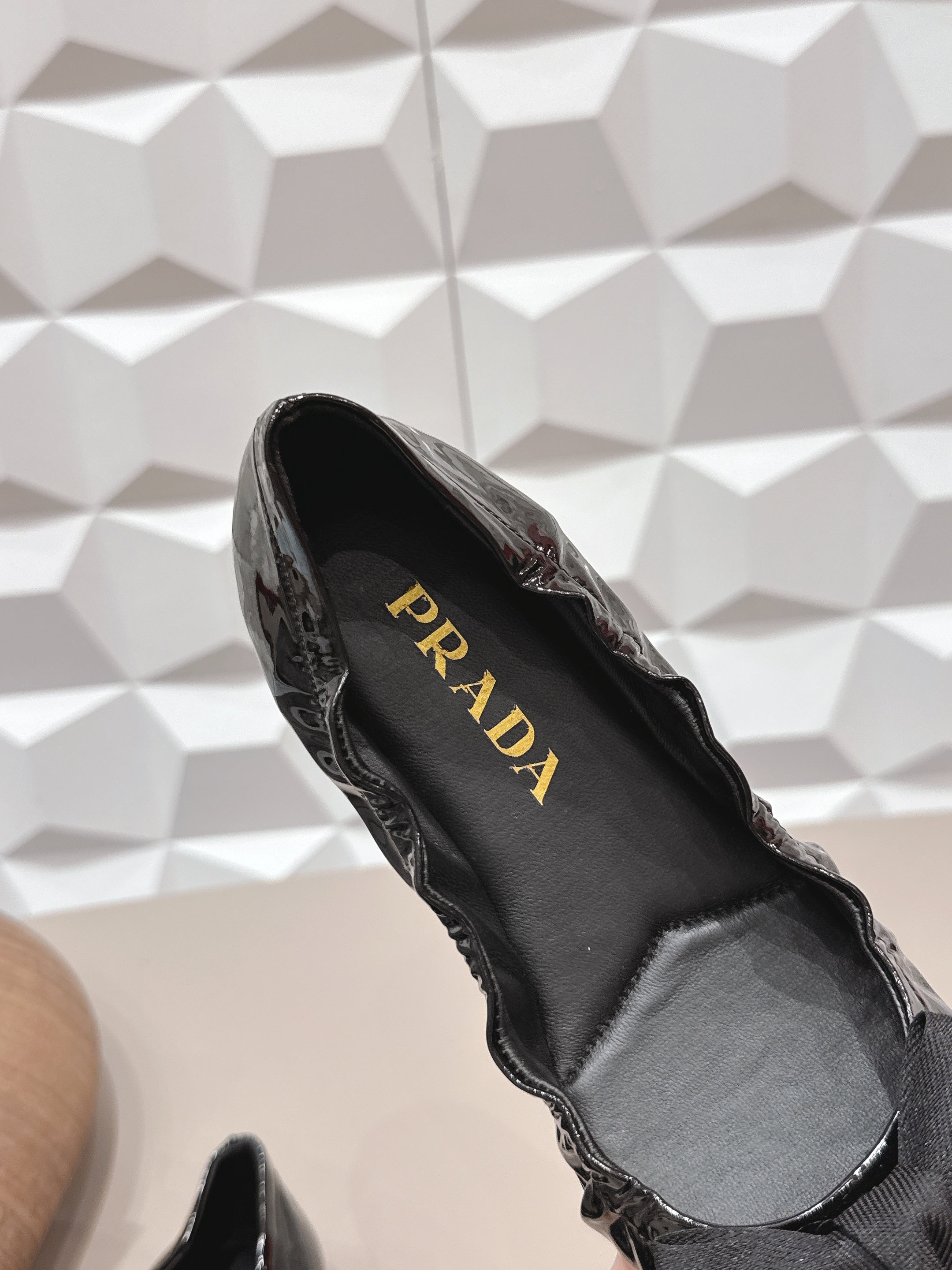 PRADA 26S ROUND TOE FLATS WITH BOW IN BLACK PATENT CALFSKIN