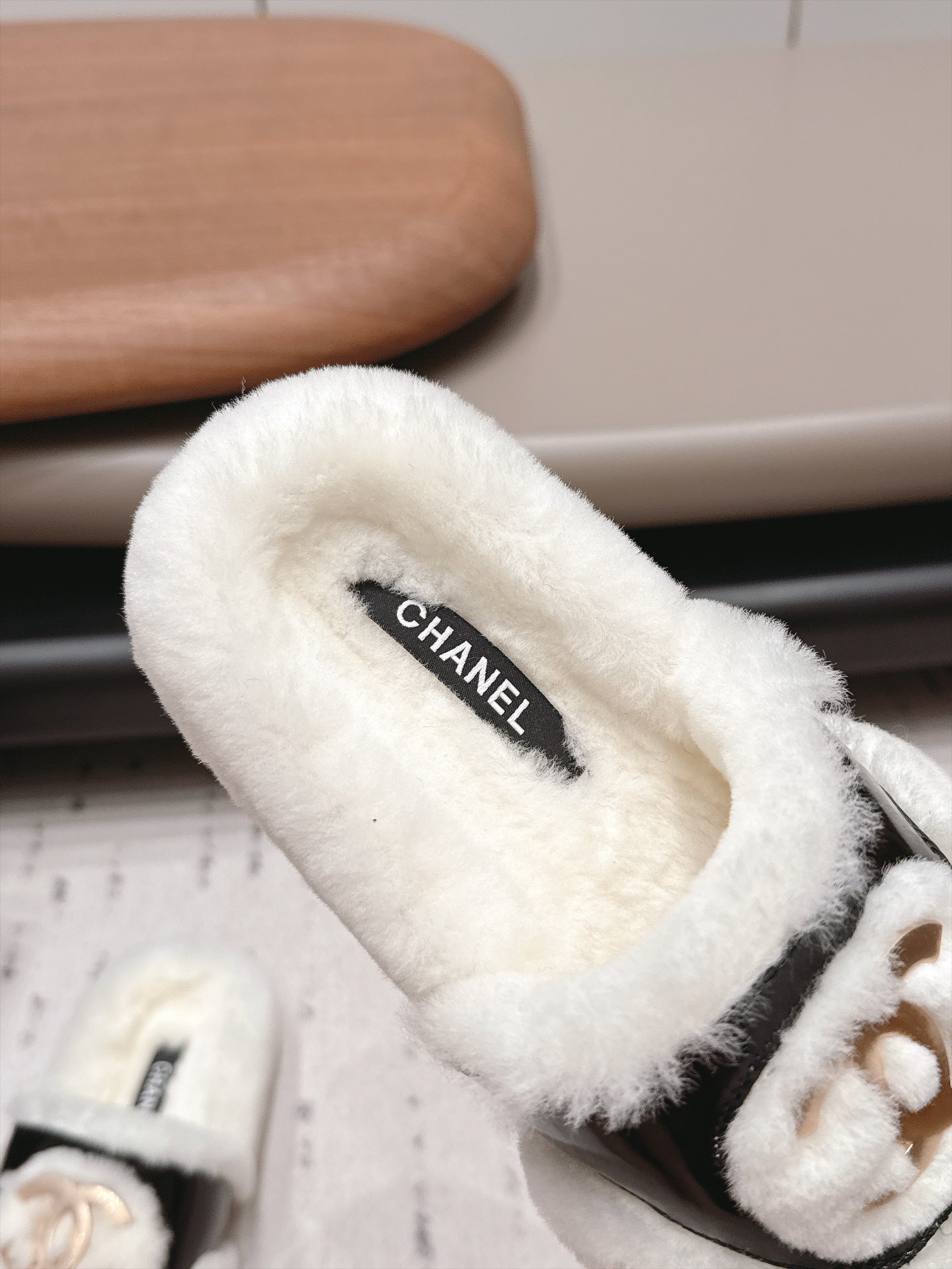 CHANEL 26S SLIDE SANDALS IN WHITE SHEARLING AND BLACK STRAP