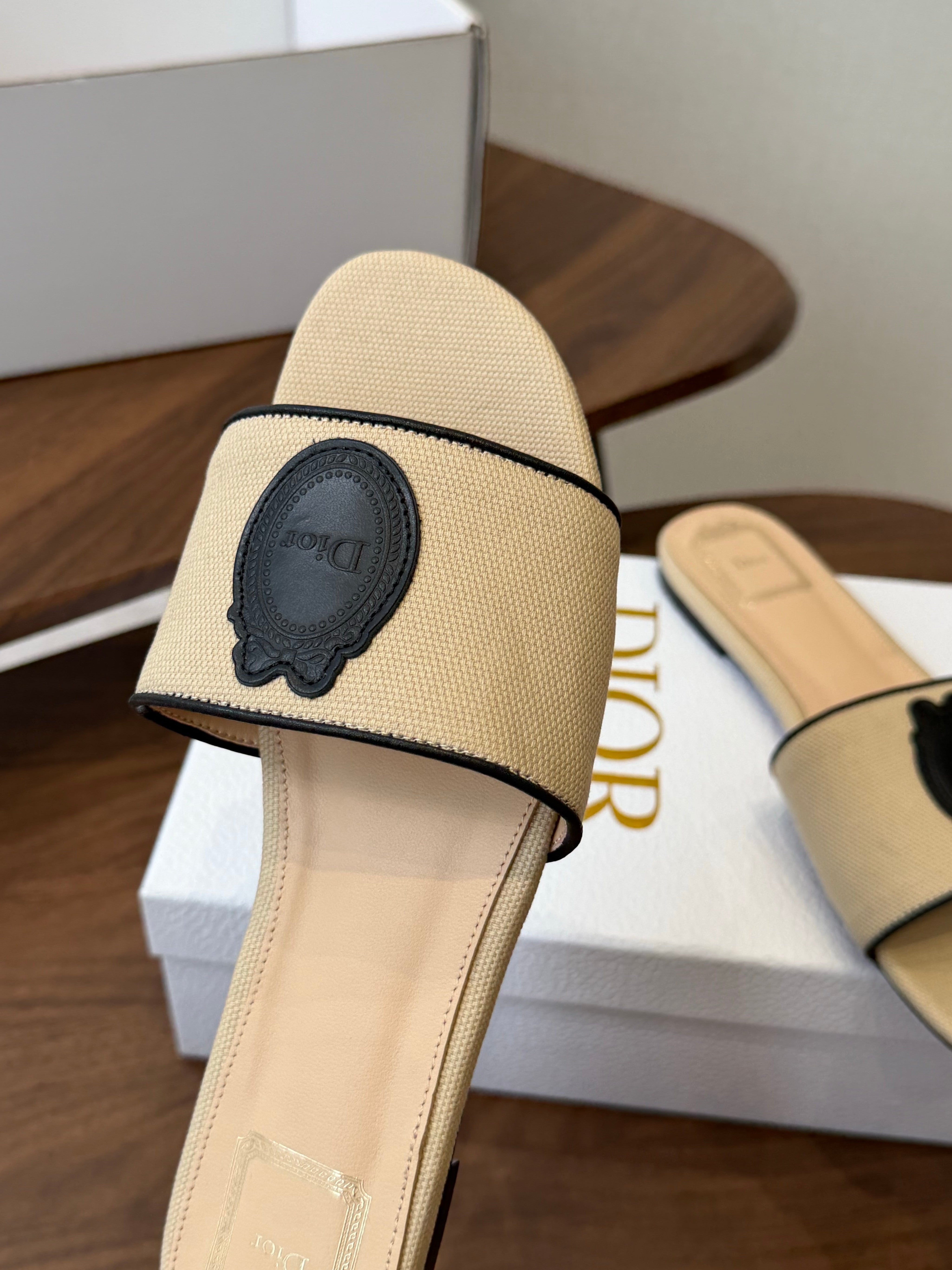 DIOR 26S D-BADGE FLAT SLIDE SANDALS IN BEIGE CANVAS AND BLACK CALFSKIN