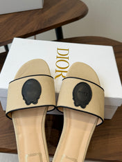 DIOR 26S D-BADGE FLAT SLIDE SANDALS IN BEIGE CANVAS AND BLACK CALFSKIN