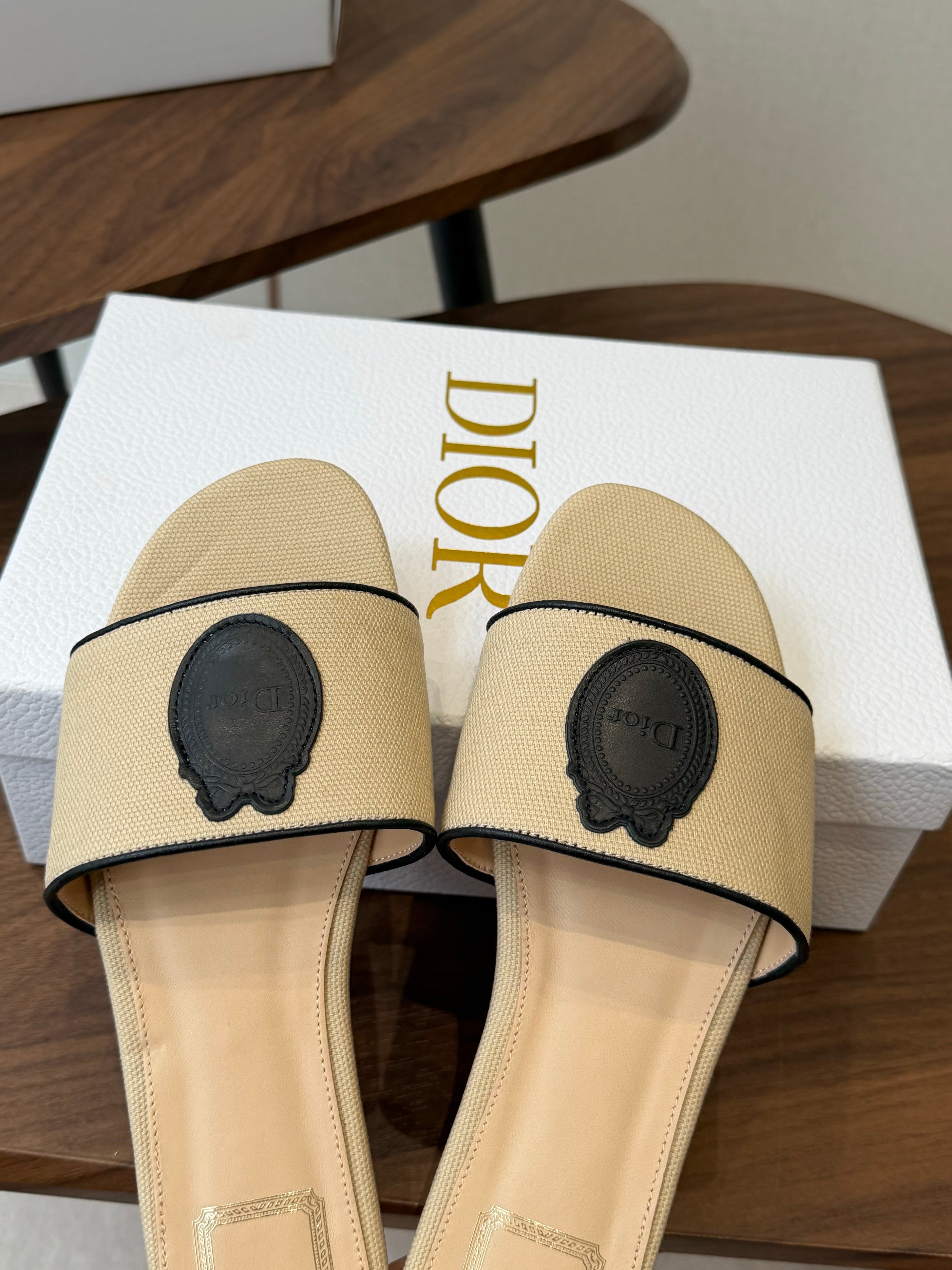 DIOR 26S D-BADGE FLAT SLIDE SANDALS IN BEIGE CANVAS AND BLACK CALFSKIN