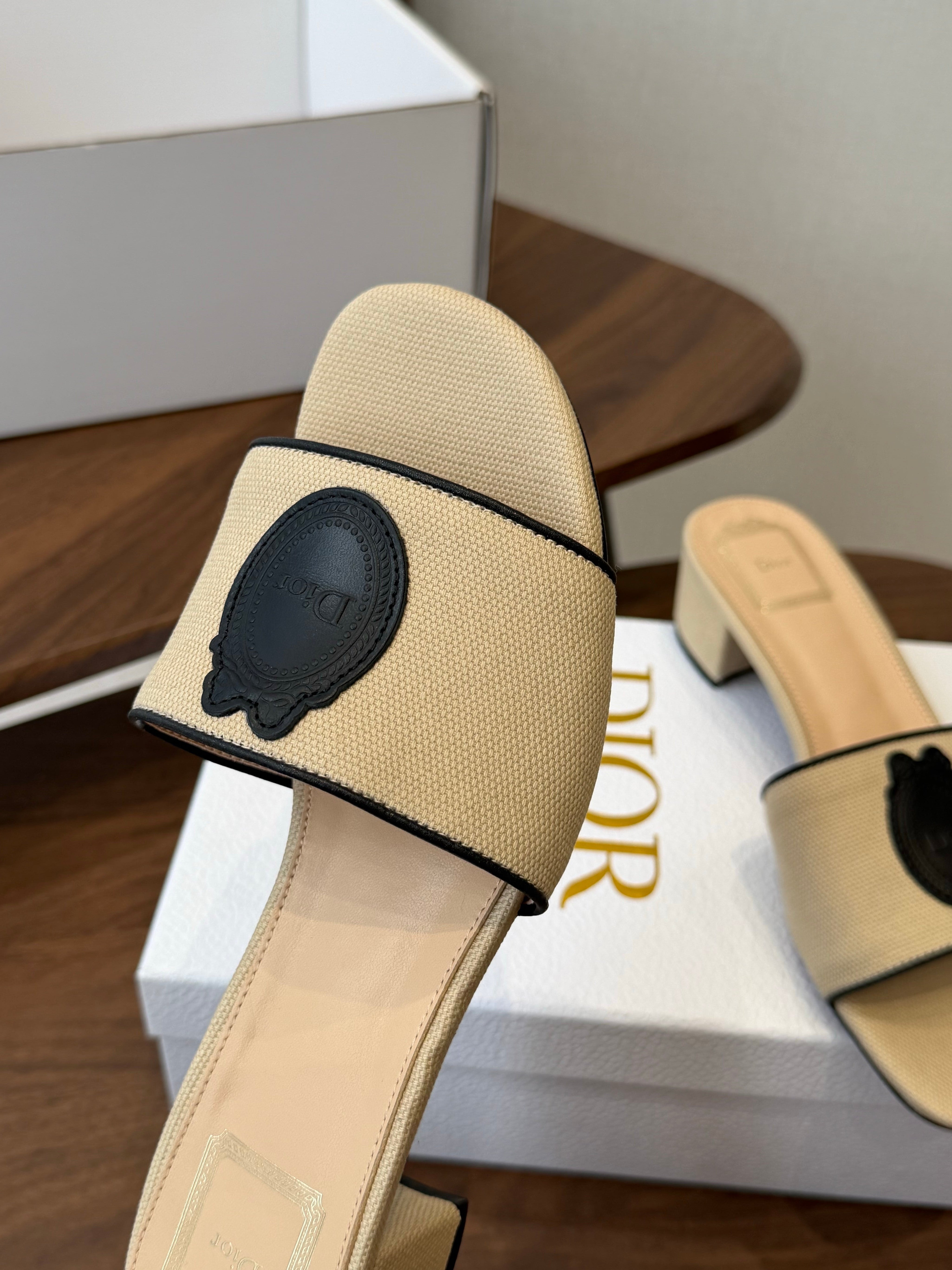 DIOR 26S D-BADGE SLIDE SANDALS IN BEIGE CANVAS AND BLACK CALFSKIN