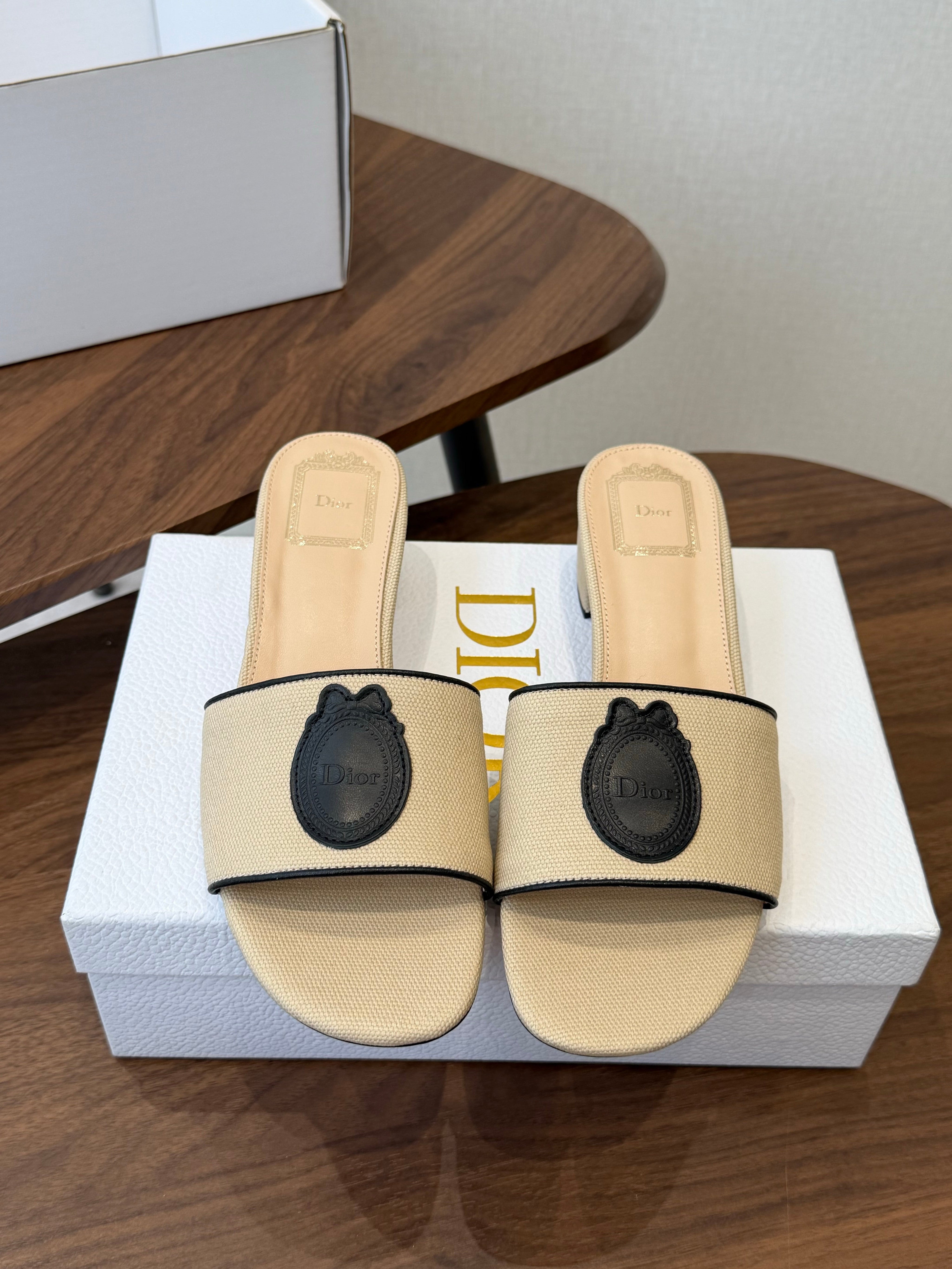 DIOR 26S D-BADGE SLIDE SANDALS IN BEIGE CANVAS AND BLACK CALFSKIN