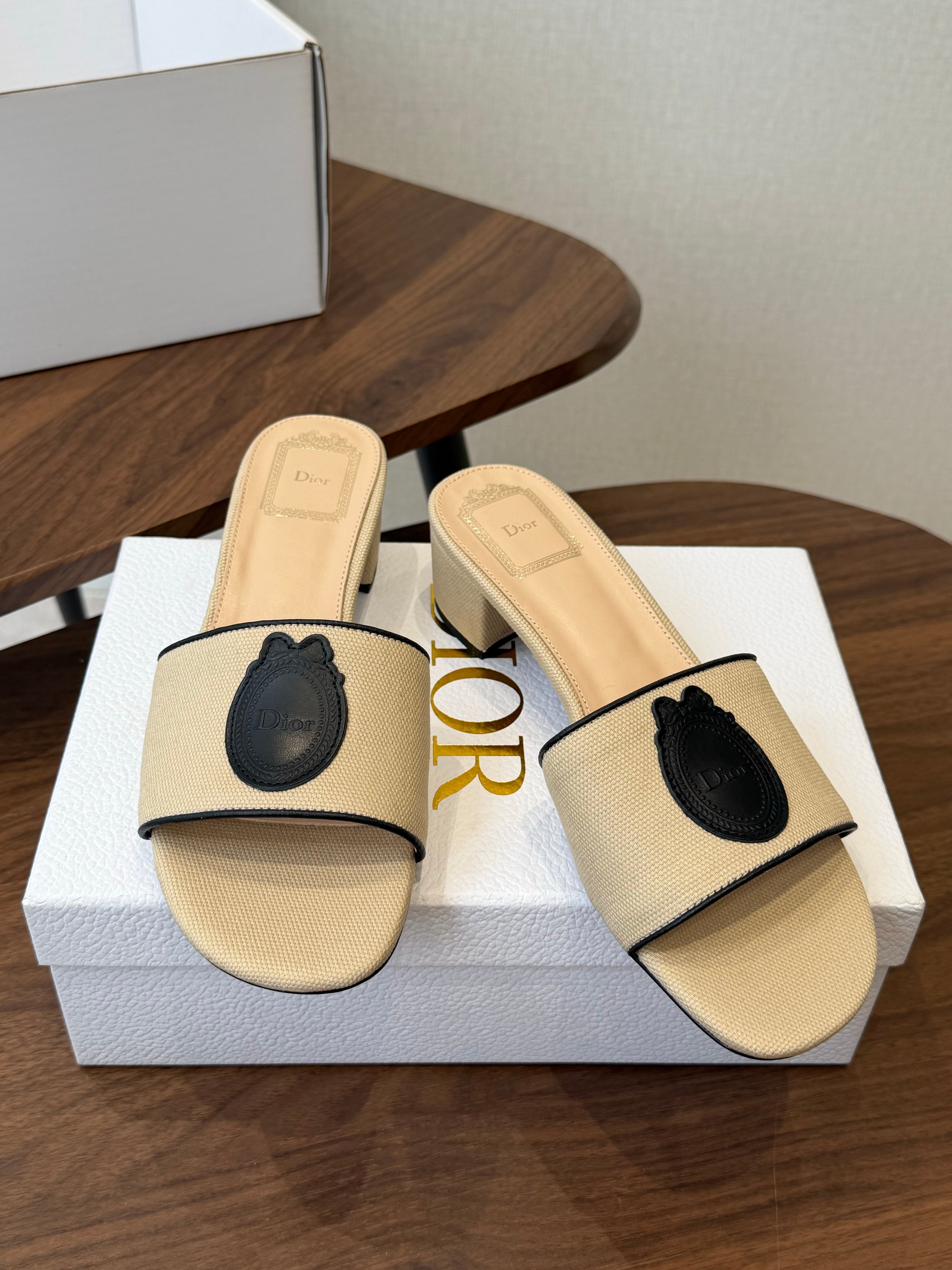 DIOR 26S D-BADGE SLIDE SANDALS IN BEIGE CANVAS AND BLACK CALFSKIN
