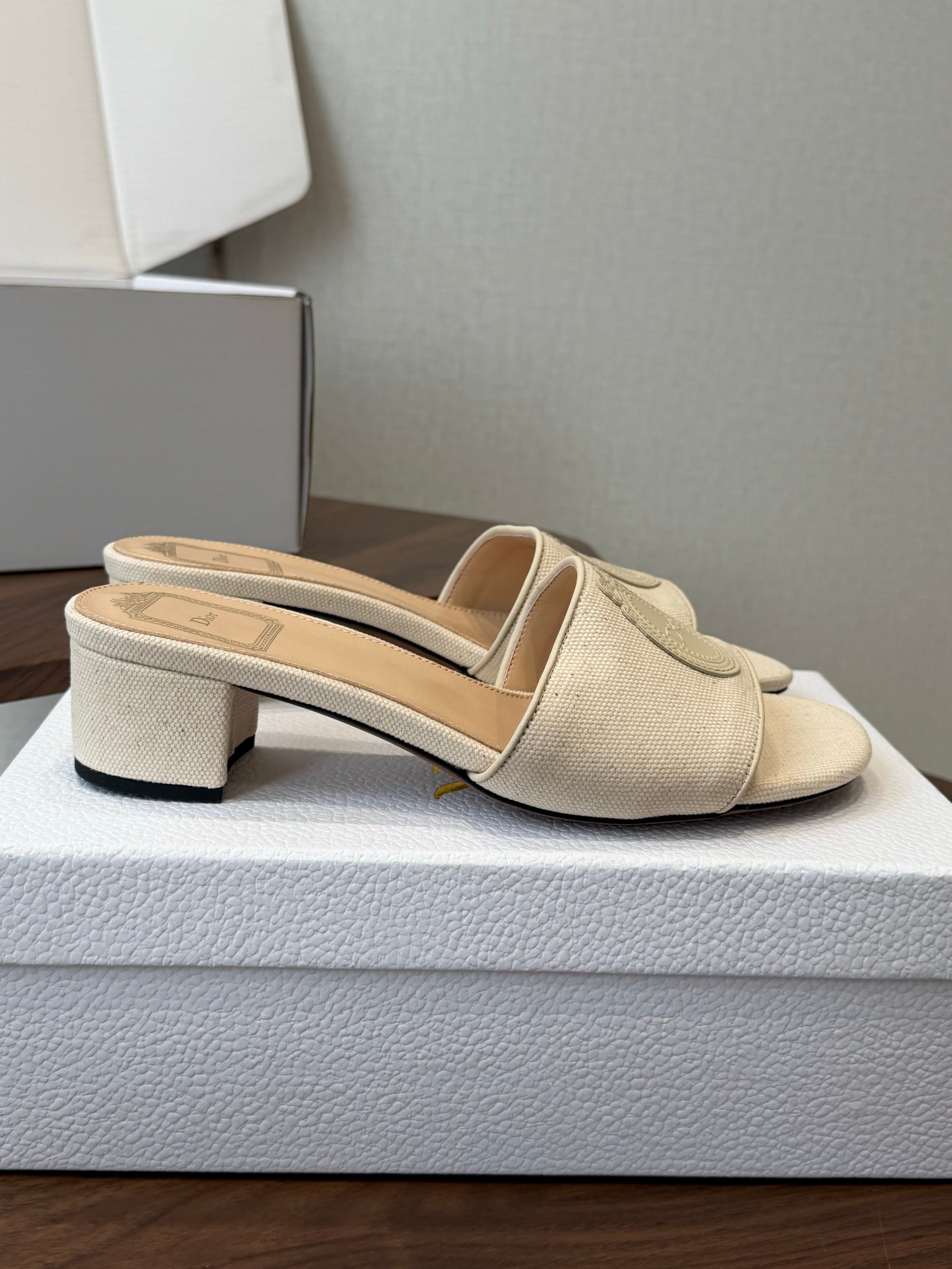 DIOR 26S D-BADGE SLIDE SANDALS IN IVORY WHITE CANVAS AND CALFSKIN