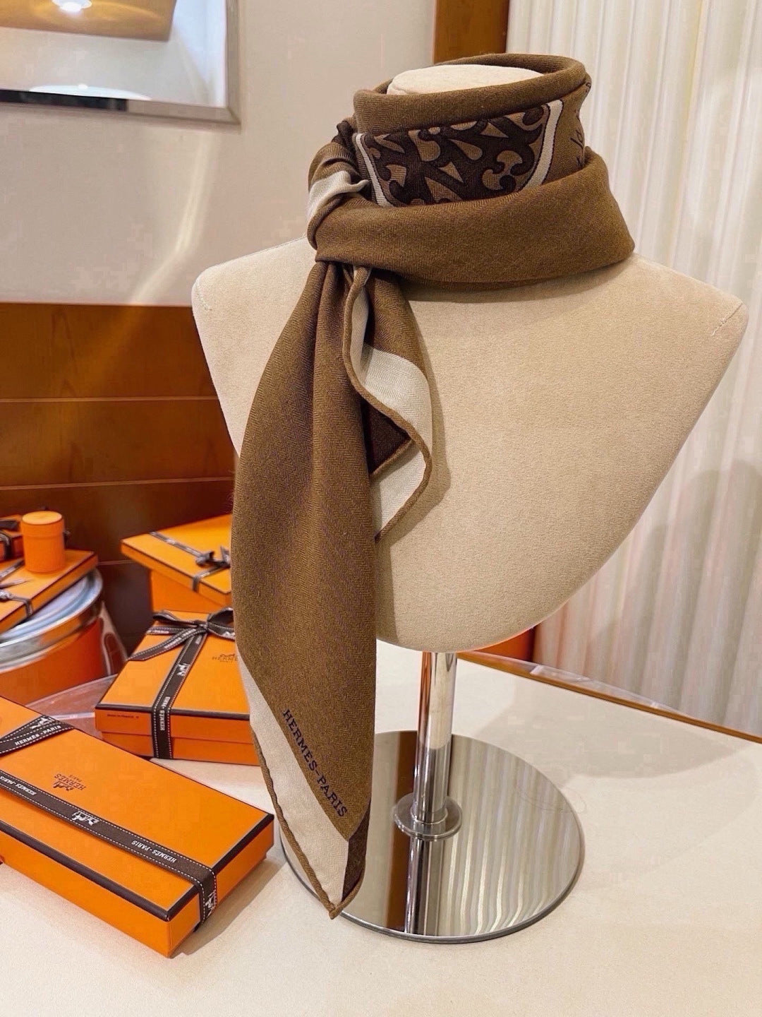 HERMES 26S PATTERNED SCARF 140 IN SILK AND CASHMERE 502347