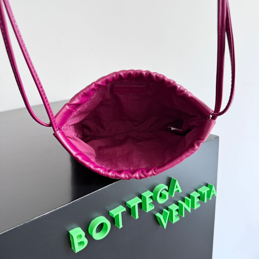 BOTTEGA VENETA 25S SMALL DUSTBAG 21 IN DARK PINK LAMBSKIN