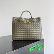 BOTTEGA VENETA 25S MEDIUM ANDIAMO 32 IN OLIVE GREEN CALFSKIN GOLD HARDWARE