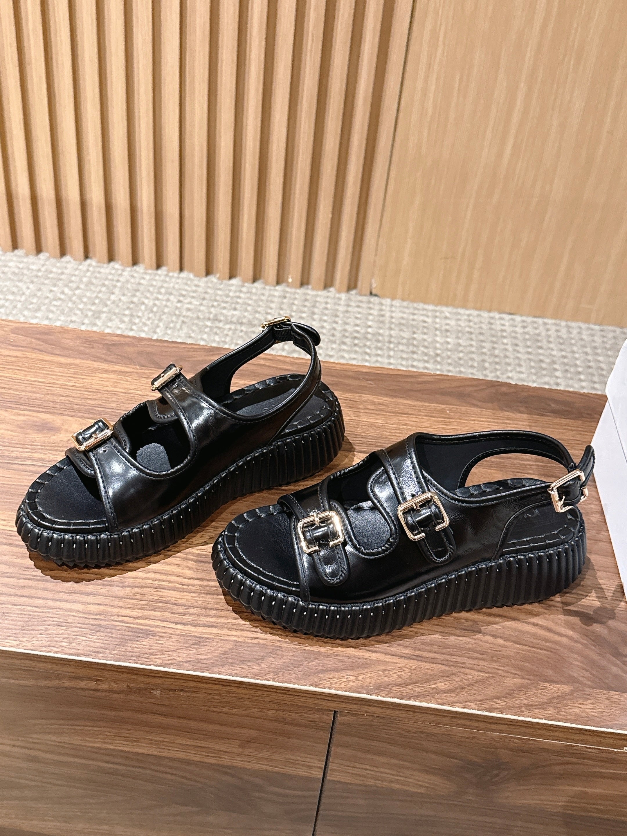 CHLOE 26S PLATFORM SANDALS IN BLACK CALFSKIN