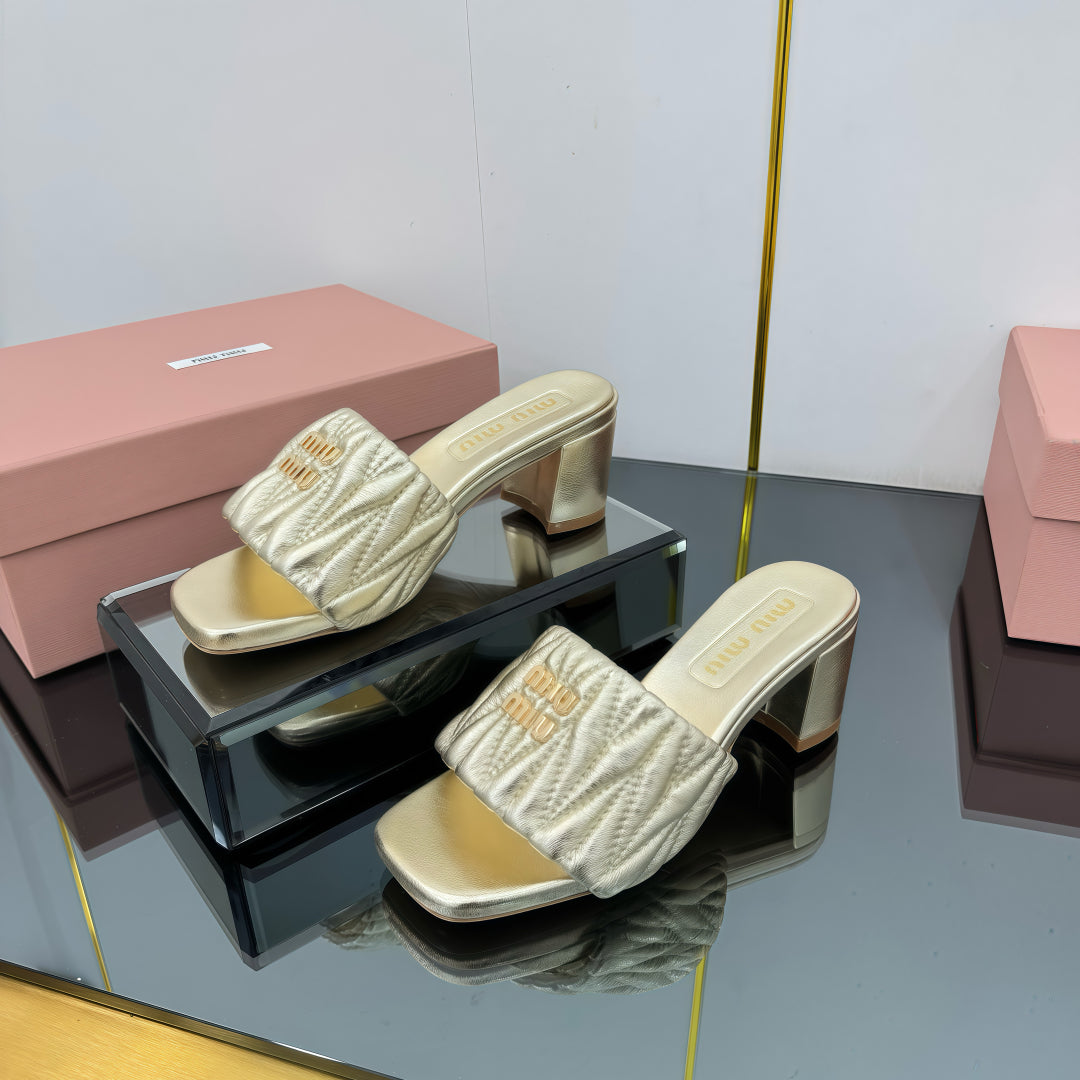 MATELASSÉ SLIDES PUMP IN GOLD PATENT CALFSKIN