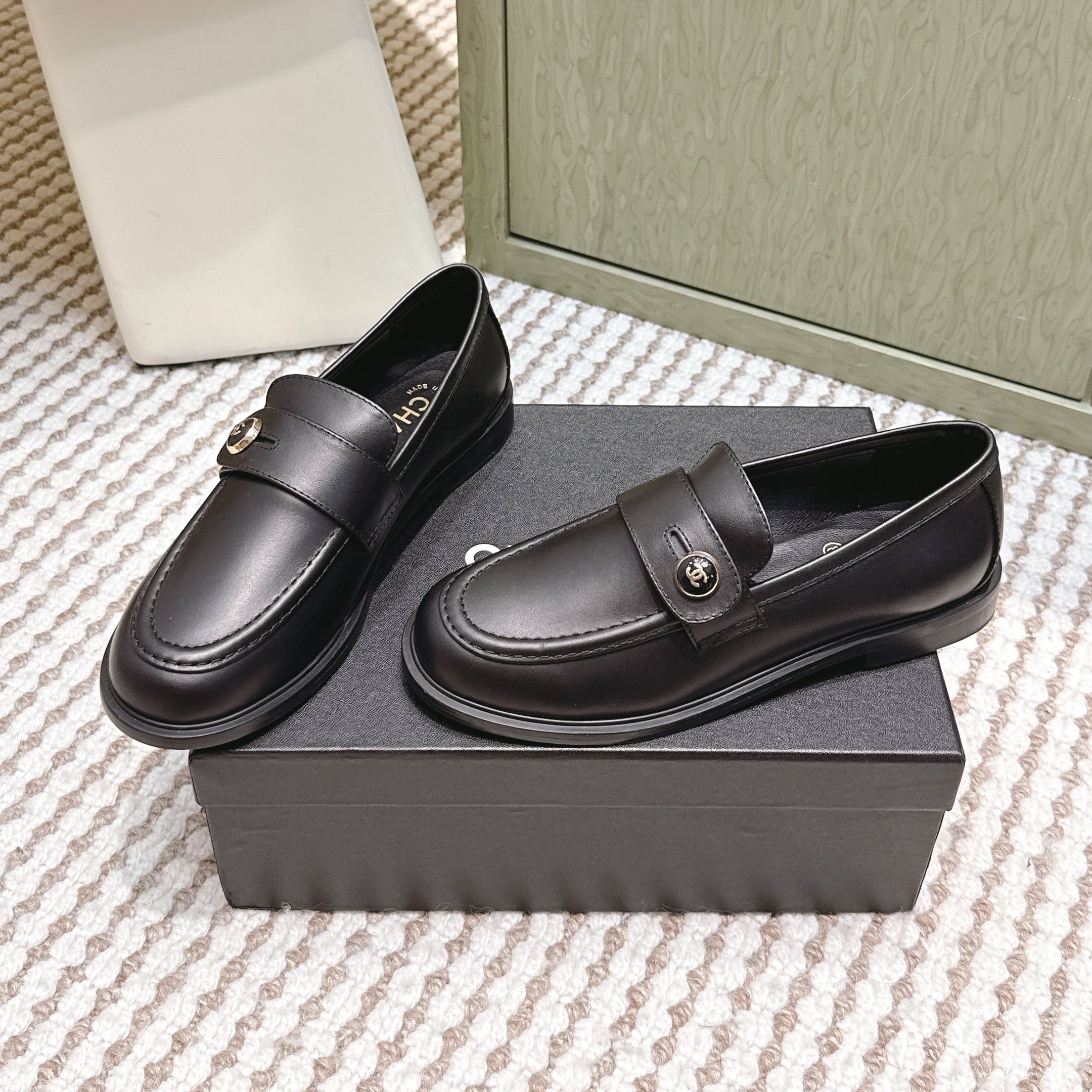 CHANEL 25S GODDESS FLAT LOAFERS IN BLACK CALFSKIN GOLD HARDWARE