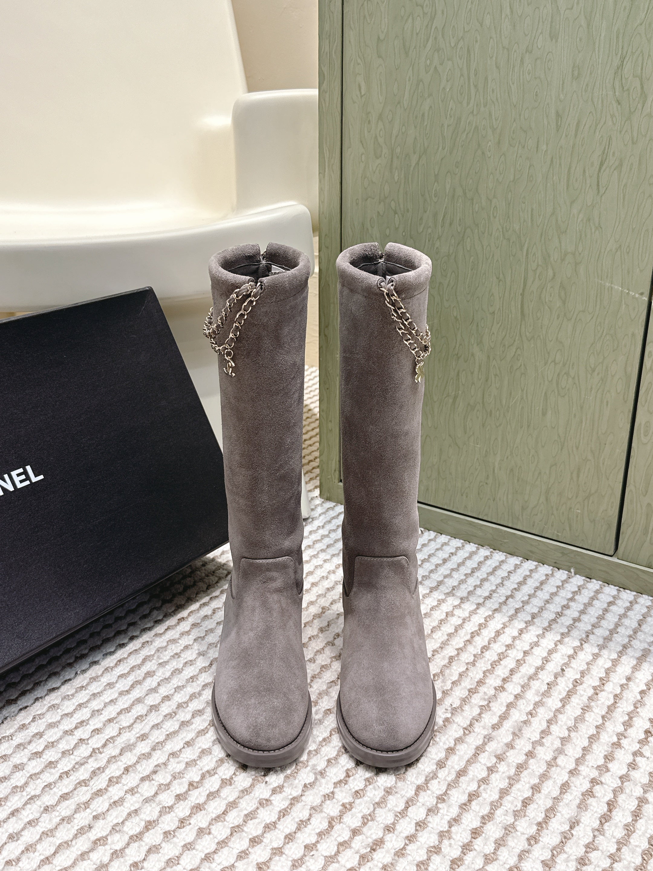 CHANEL 25S KNEE-HIGH BOOTS IN GREY SUEDE GOLD HARDWARE