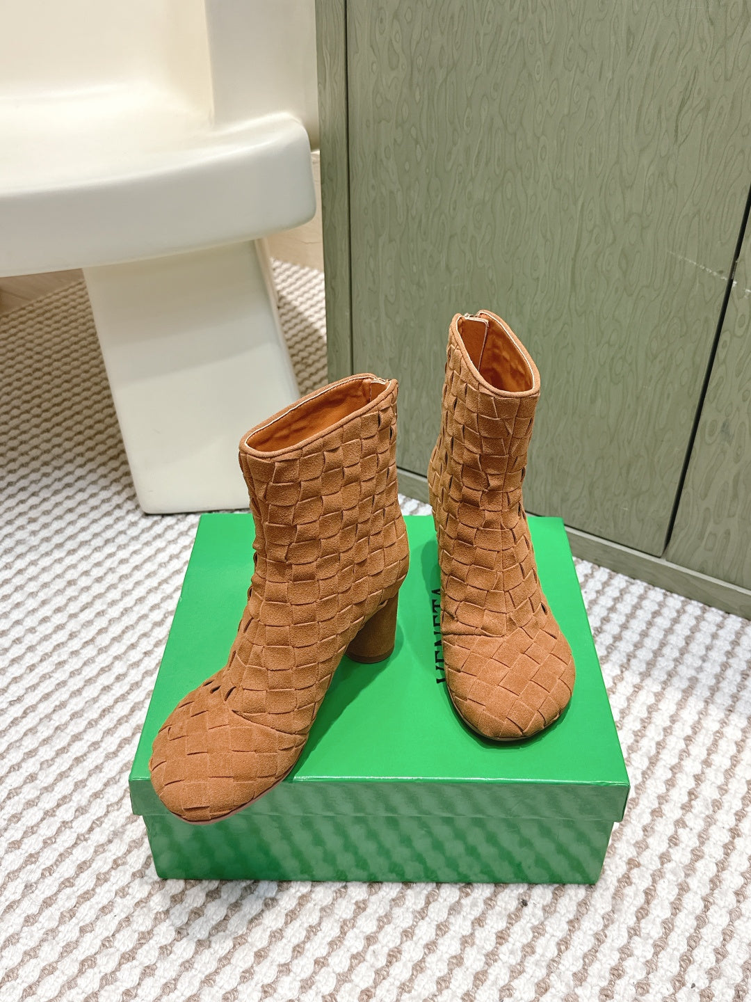 BOTTEGA VENETA 26S INTRECCIATO BOOTS 70 MM IN BROWN SUEDE
