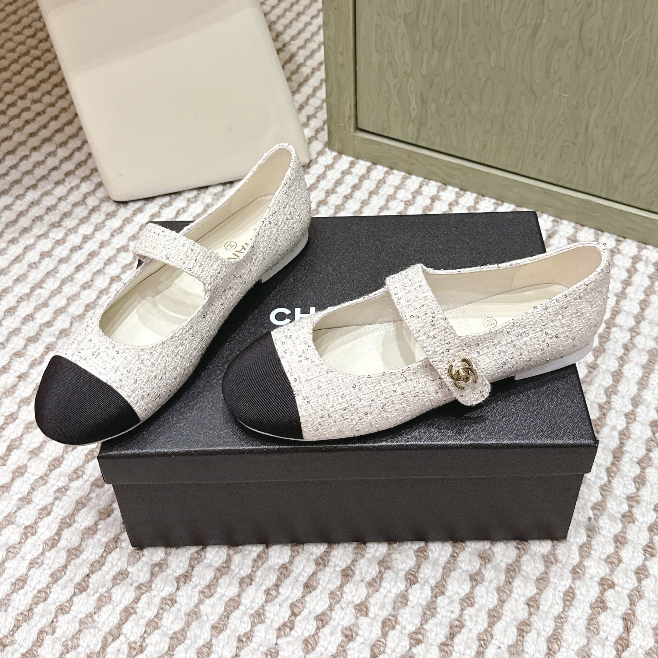 CHANEL 25S MARY JANE FLAT IN WHITE TWEED WITH BLACK CAP TOE GOLD HARDWARE
