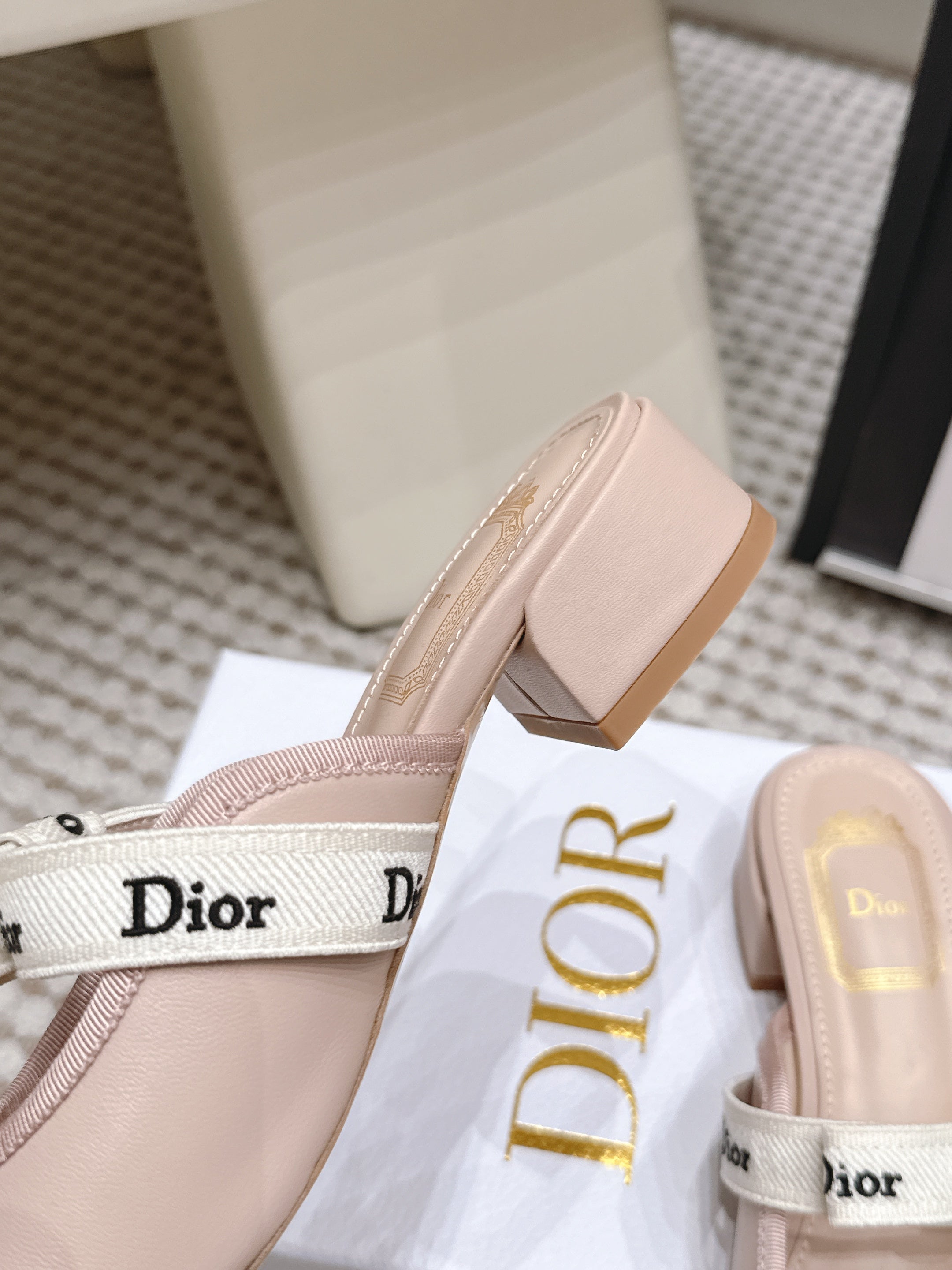 DIOR 26S CLOSED-TOE LOW-HEEL MULE IN LIGHT PINK CALFSKIN WITH BOW