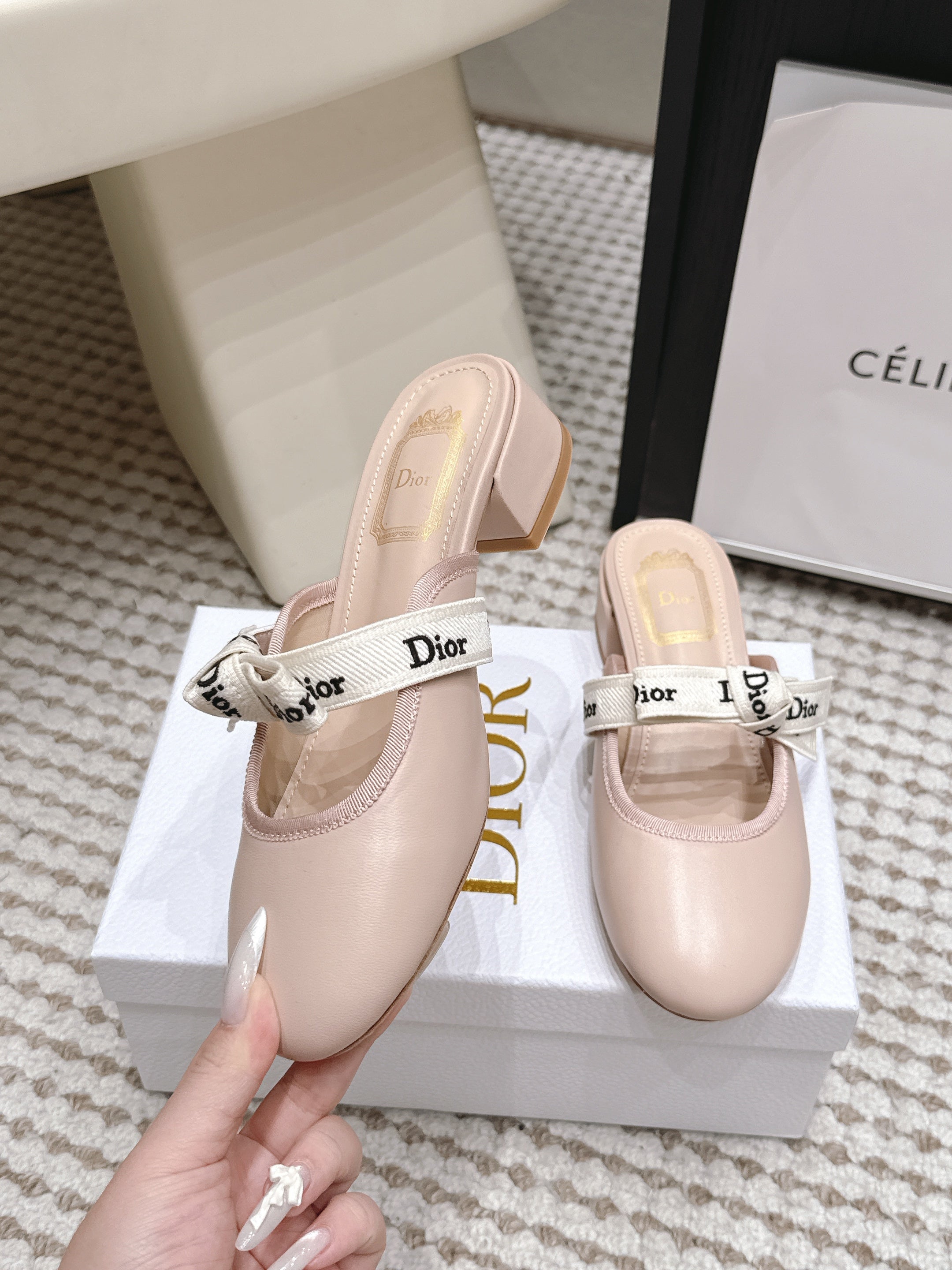DIOR 26S CLOSED-TOE LOW-HEEL MULE IN LIGHT PINK CALFSKIN WITH BOW