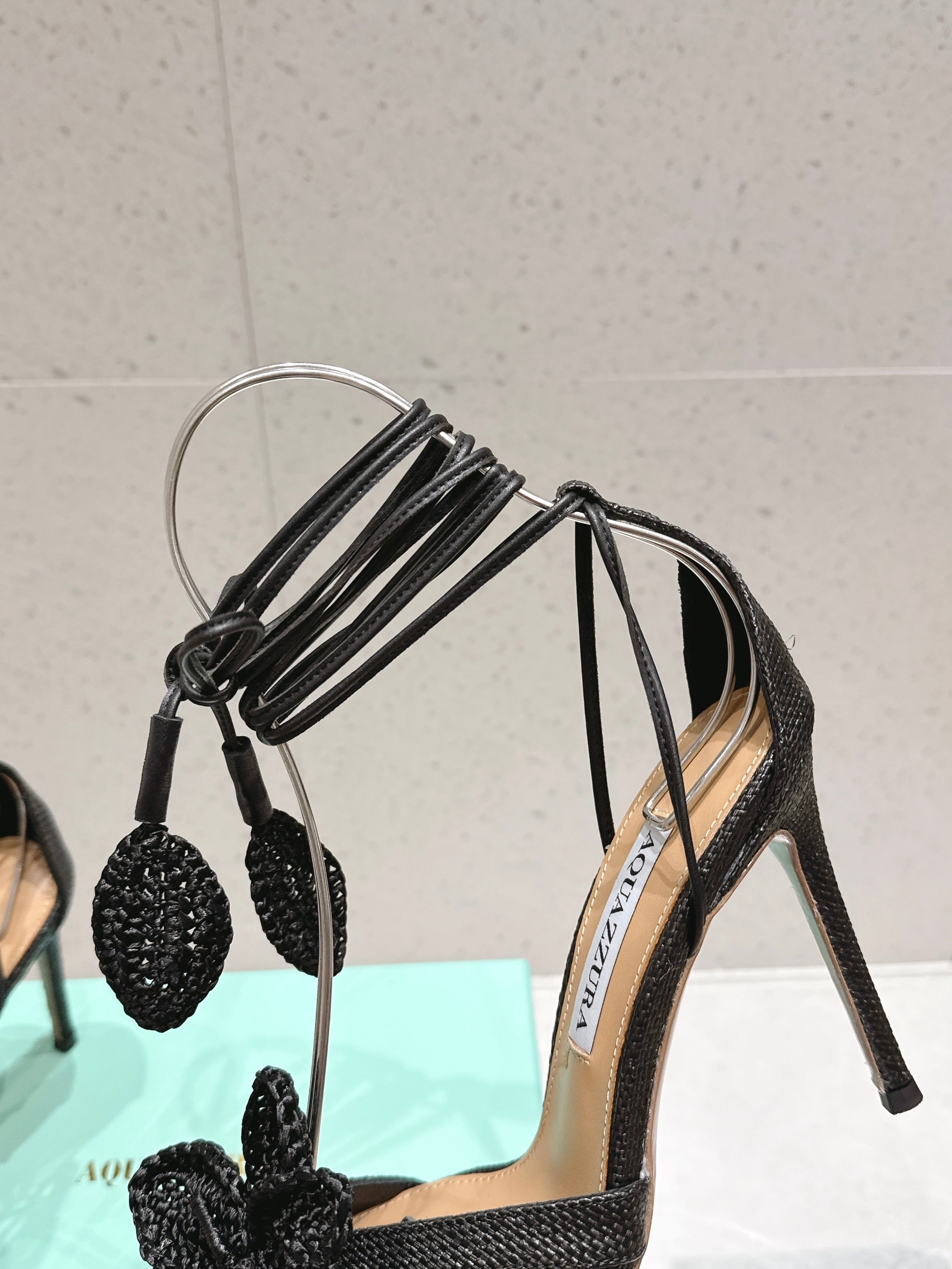 AQUAZZURA 26S FLORAL HEELS 100 MM IN BLACK WOVEN RAFFIA