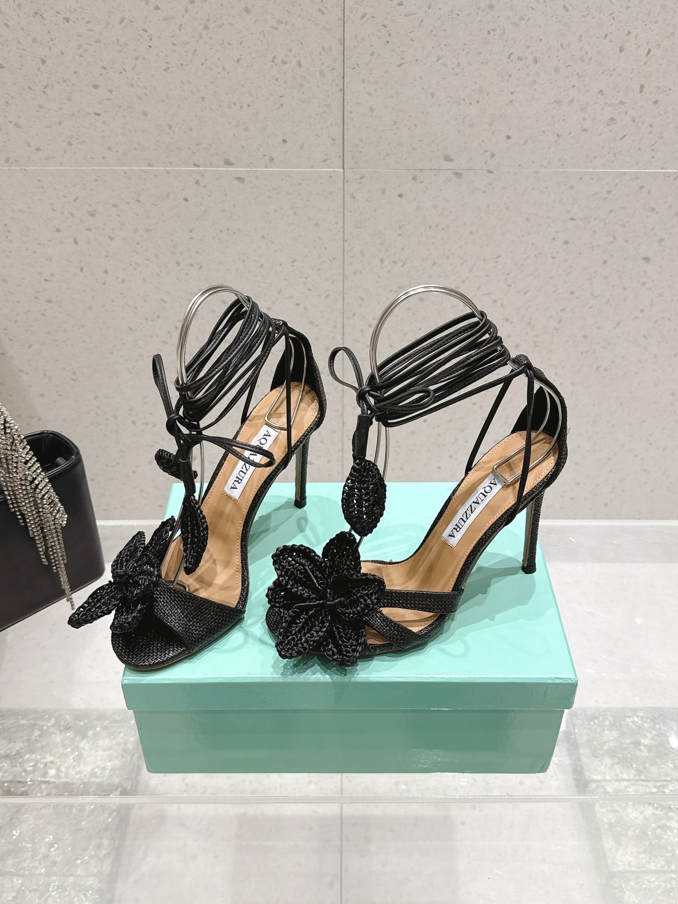 AQUAZZURA 26S FLORAL HEELS 100 MM IN BLACK WOVEN RAFFIA