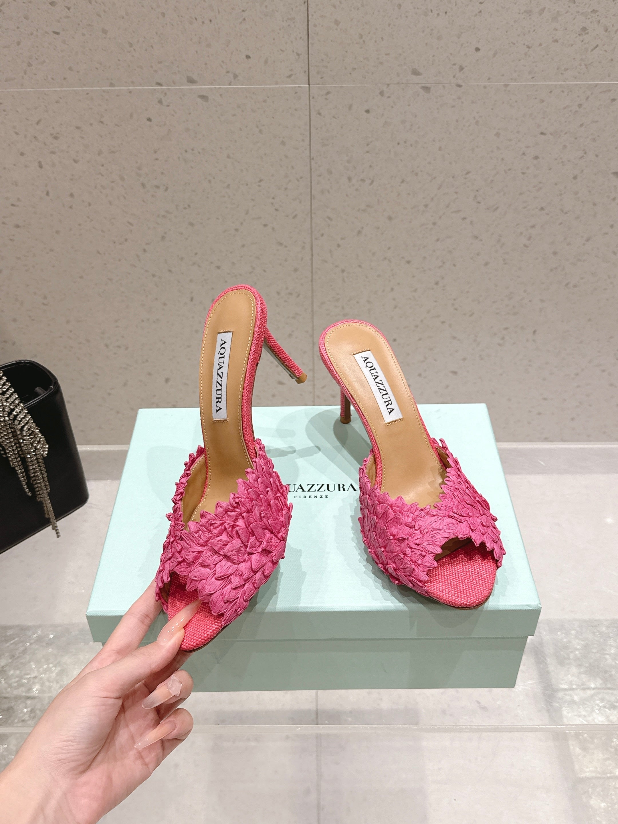 AQUAZZURA 26S HEELED MULES 80 MM IN PINK WOVEN RAFFIA