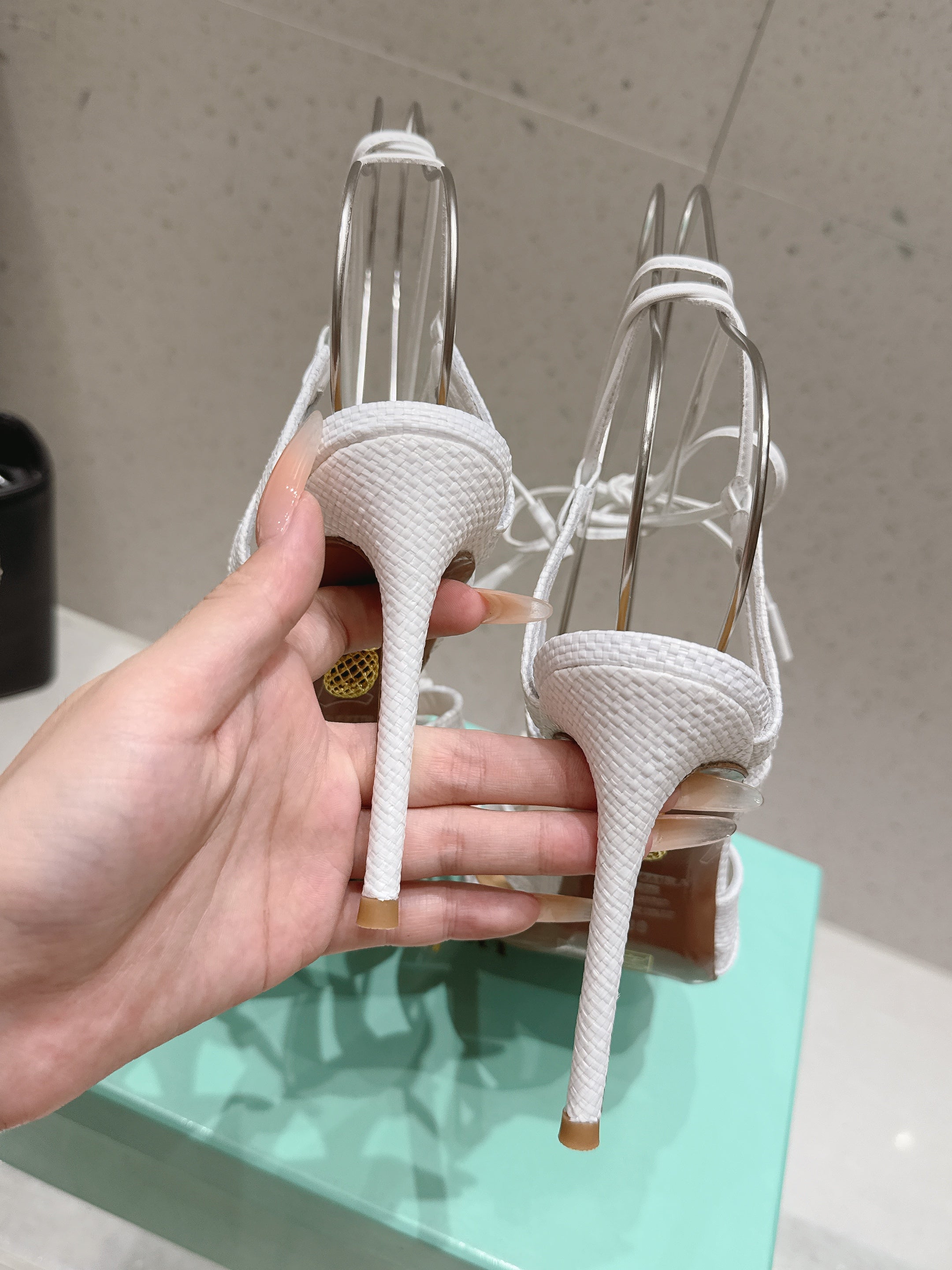 AQUAZZURA 26S HIGH-HEEL SANDALS 100 MM IN WHITE WOVEN RAFFIA
