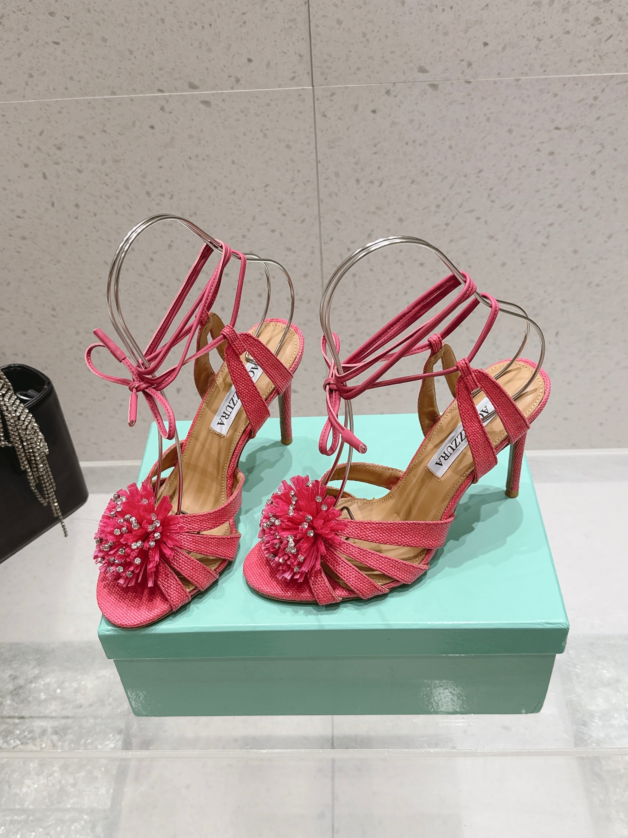 AQUAZZURA 26S HIGH-HEEL SANDALS 100 MM IN PINK WOVEN RAFFIA