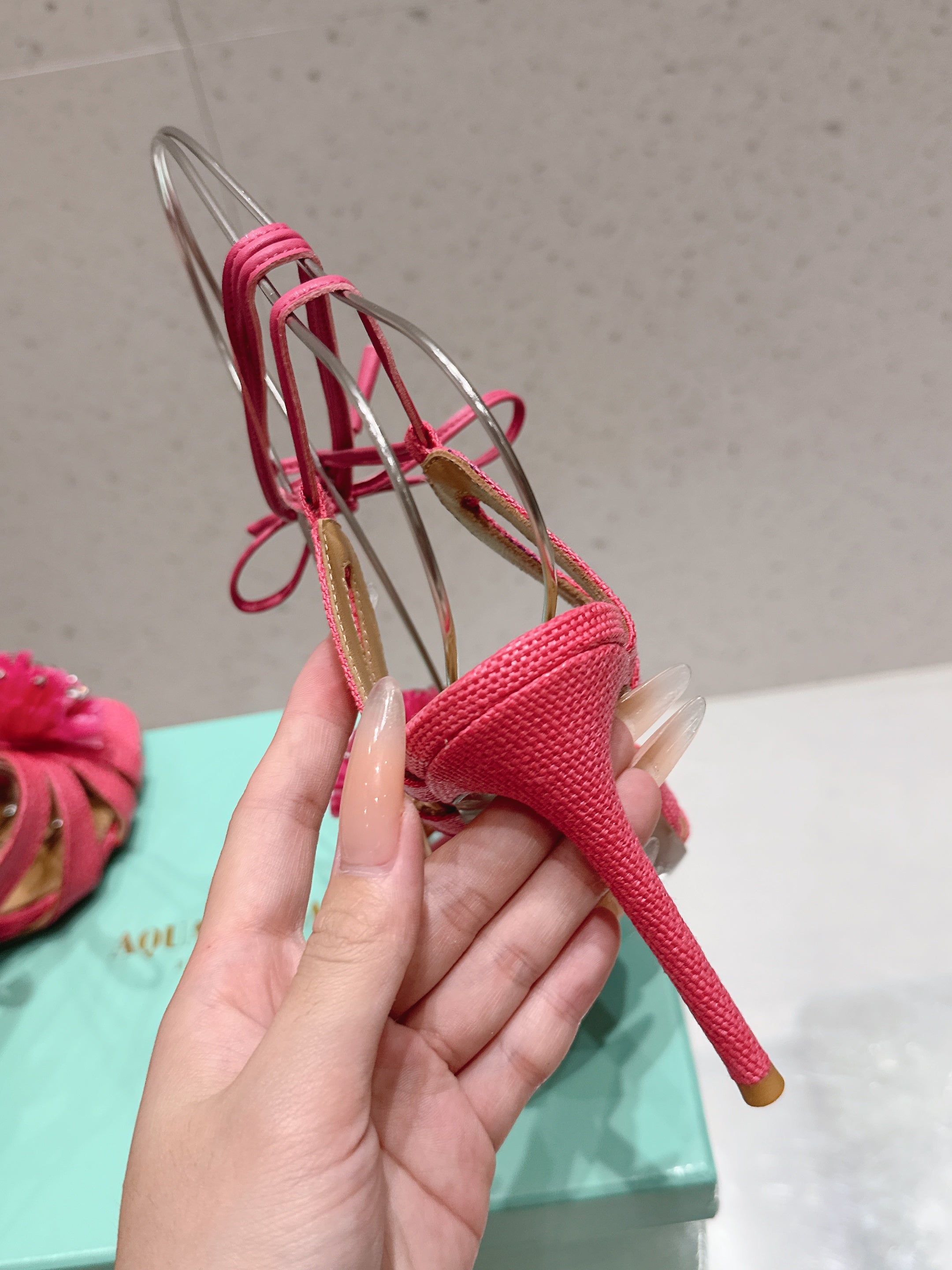 AQUAZZURA 26S HIGH-HEEL SANDALS 100 MM IN PINK WOVEN RAFFIA