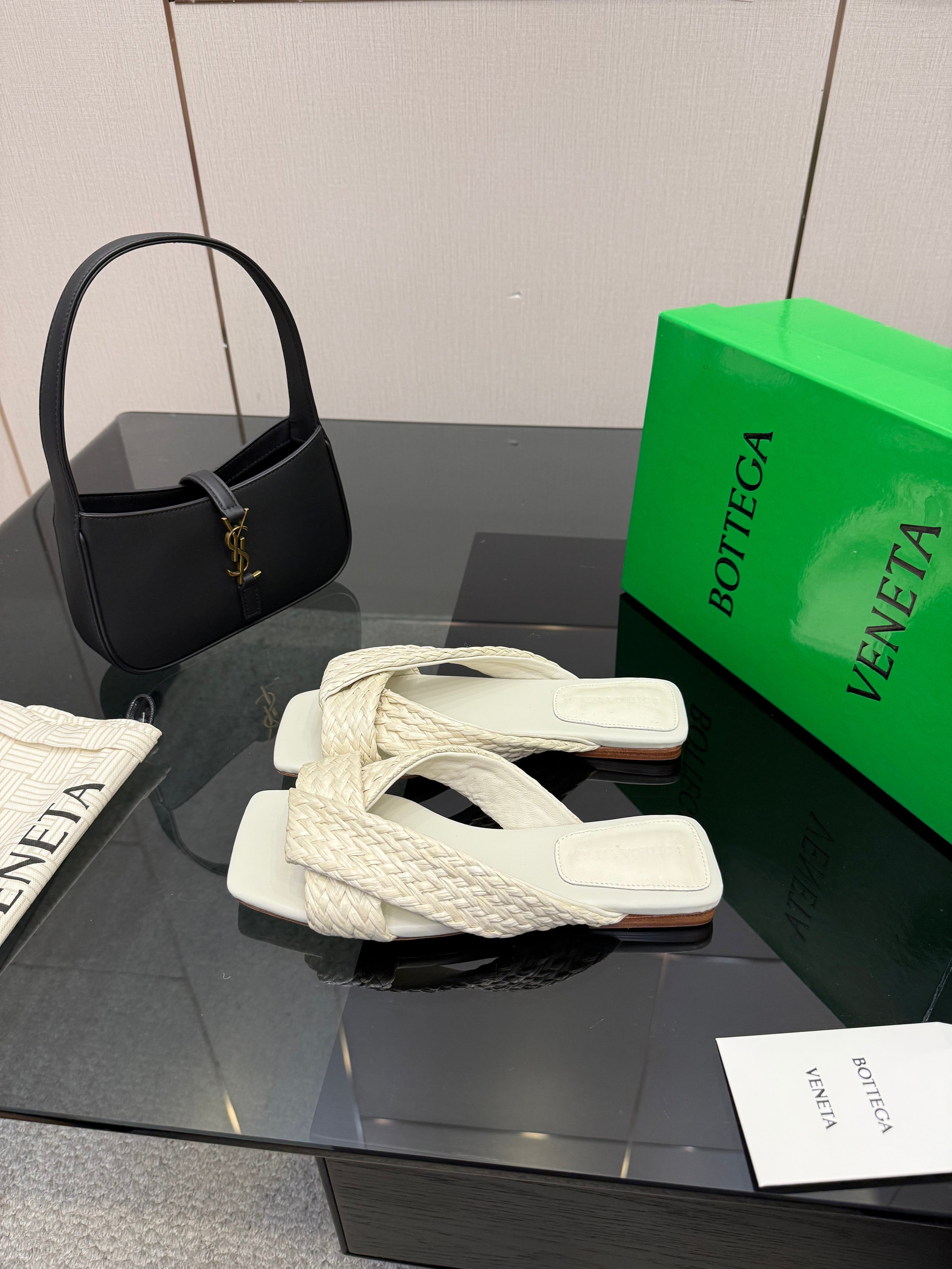 BOTTEGA VENETA 26S SANDALS IN WHITE CALFSKIN AND RAFFIA