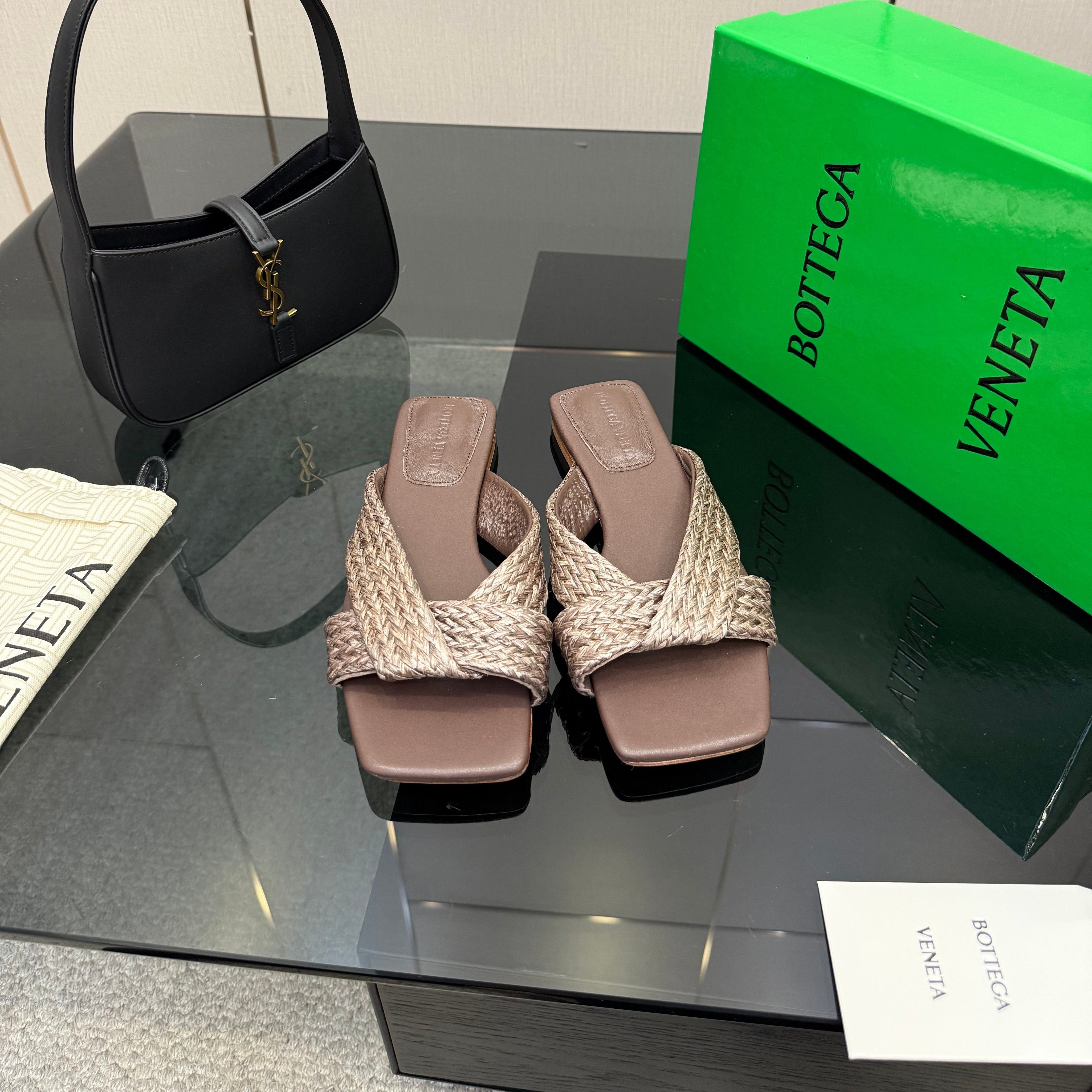 BOTTEGA VENETA 26S SANDALS IN DARK BROWN CALFSKIN AND RAFFIA