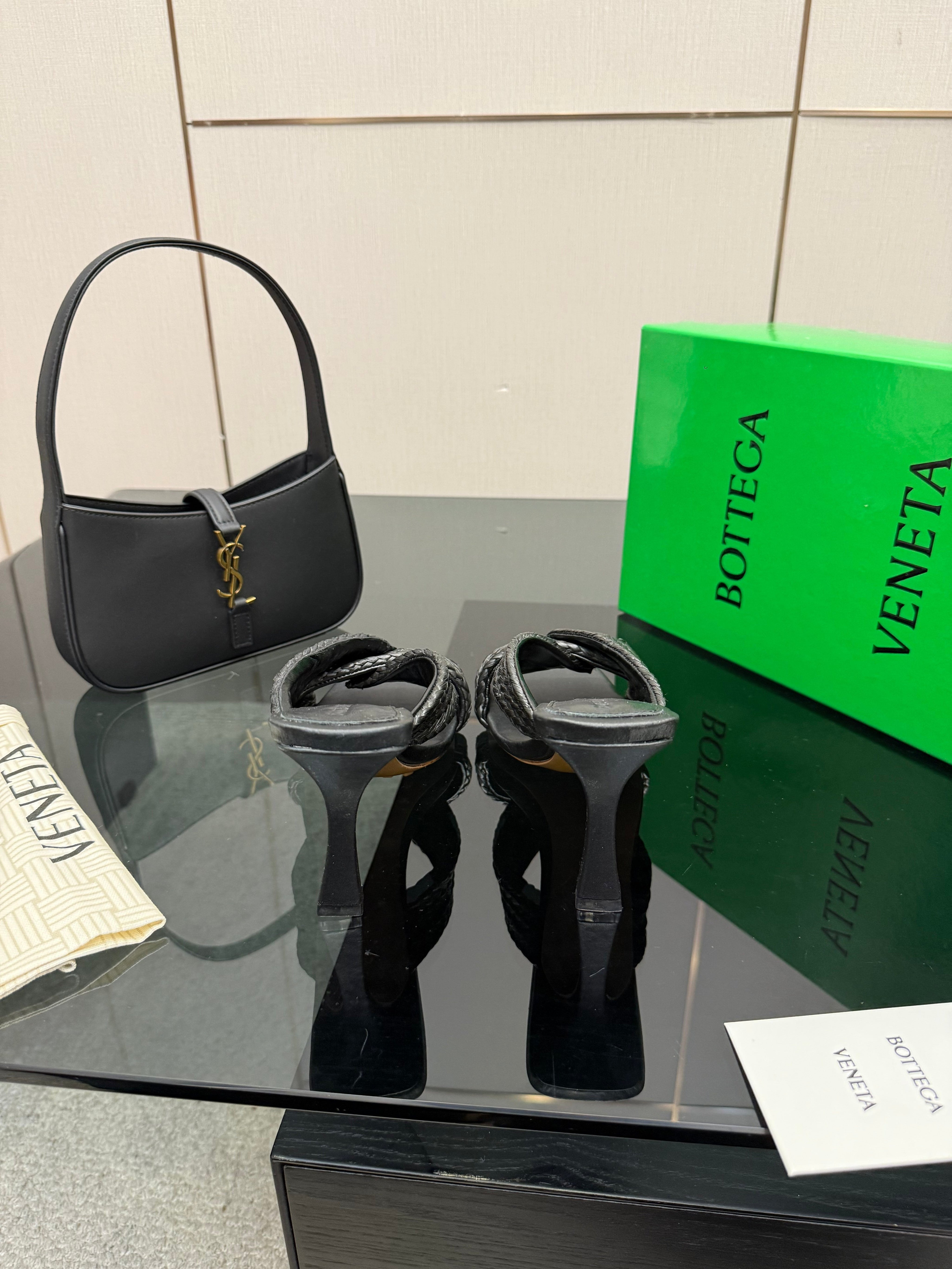 BOTTEGA VENETA 26S HEELED SANDALS 95 MM IN BLACK CALFSKIN AND RAFFIA