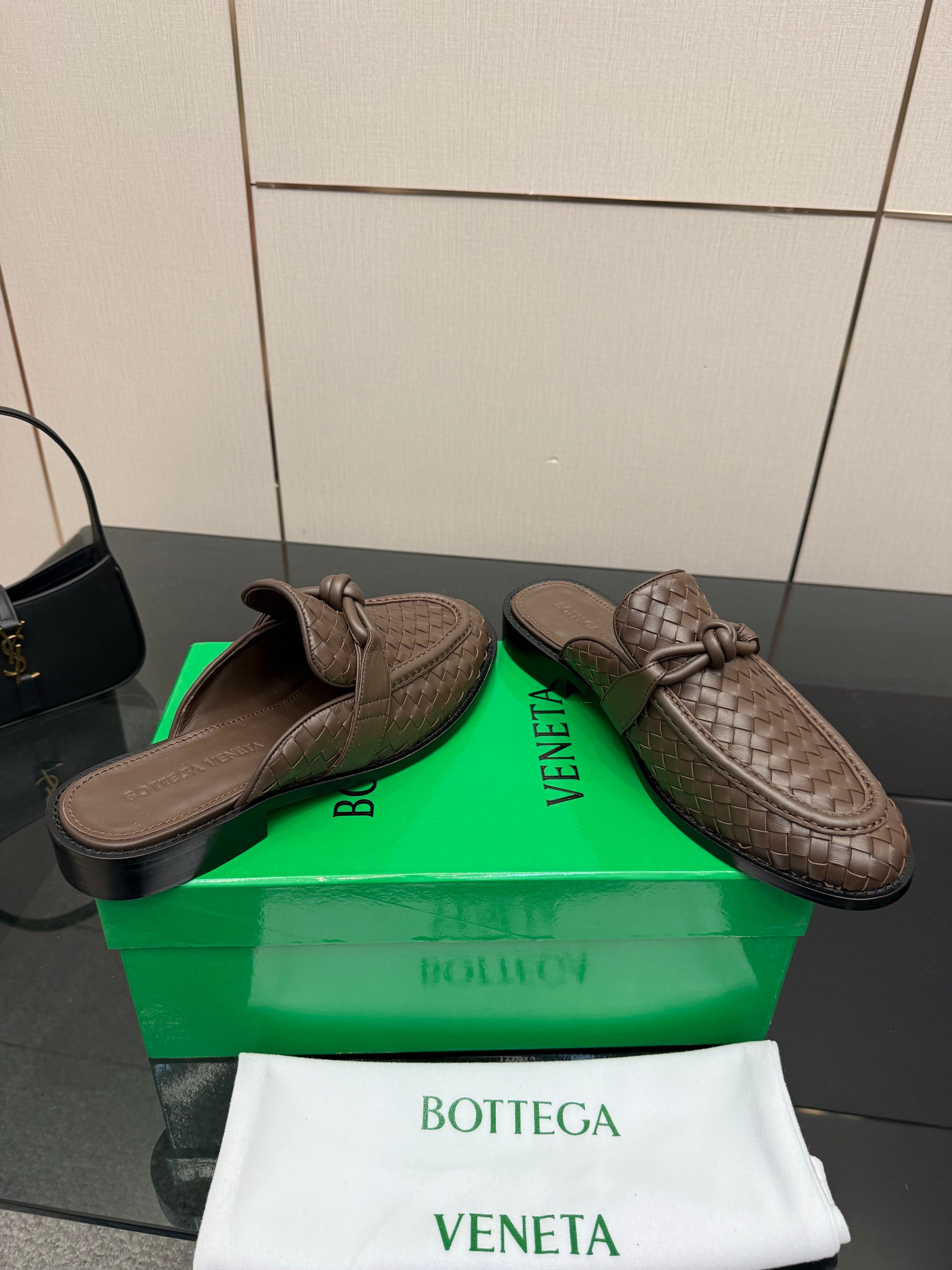 BOTTEGA VENETA 26S BACKLESS LOAFERS IN BROWN TECHNICAL WOVEN CALFSKIN STYLE 1