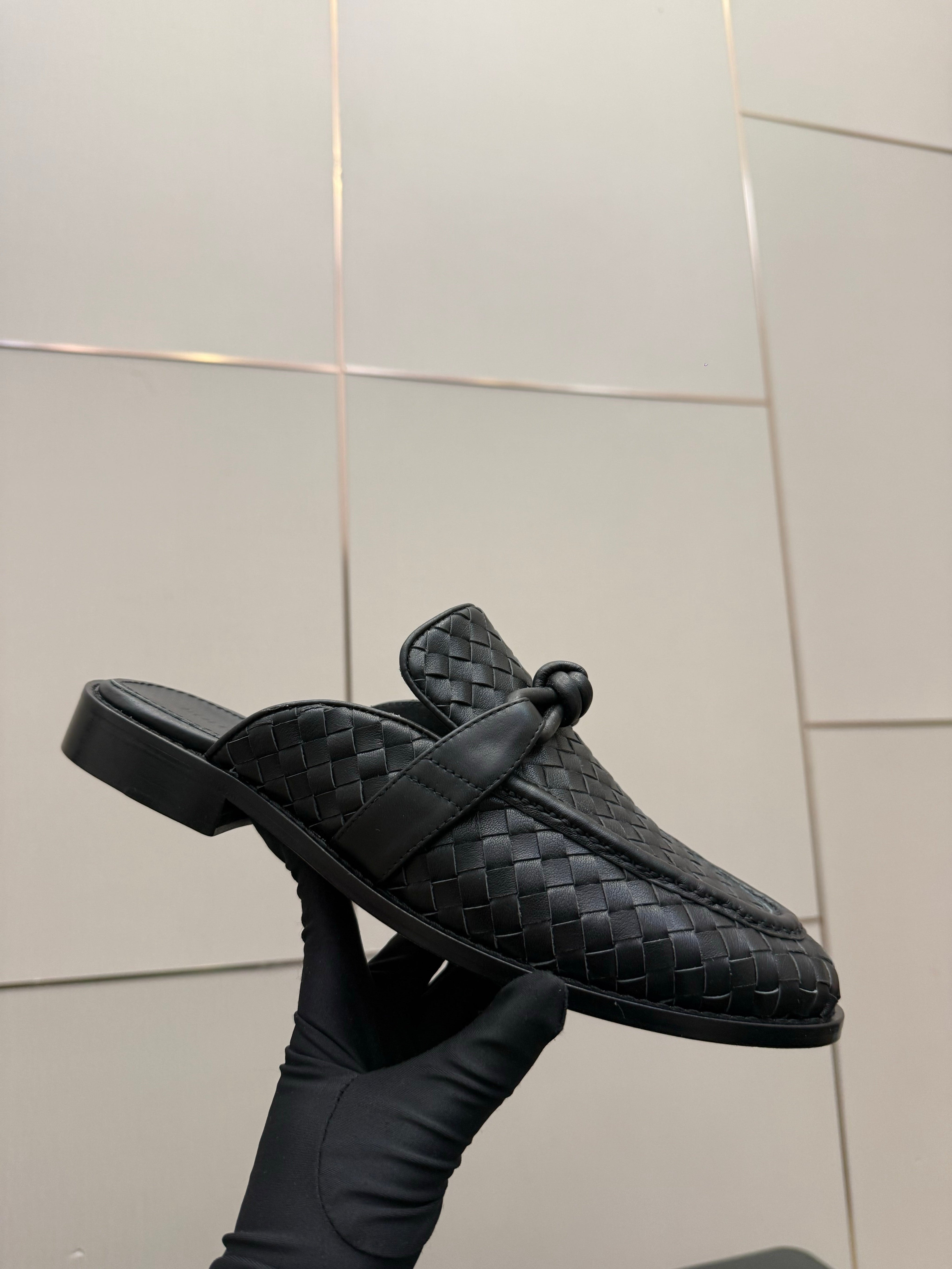 BOTTEGA VENETA 26S BACKLESS LOAFERS IN BLACK TECHNICAL WOVEN CALFSKIN STYLE 2