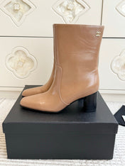 CHANEL 26S HIGH HEEL ANKLE BOOTS 70 MM IN BEIGE CALFSKIN SQUARE TOE