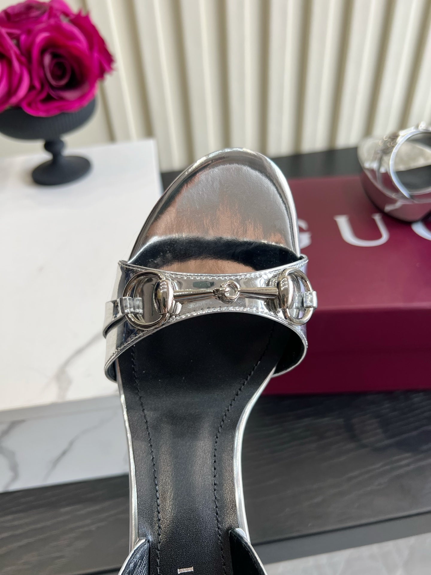 GUCCI 26S HORSEBIT GG SANDALS 105 MM IN SILVER PATENT CALFSKIN