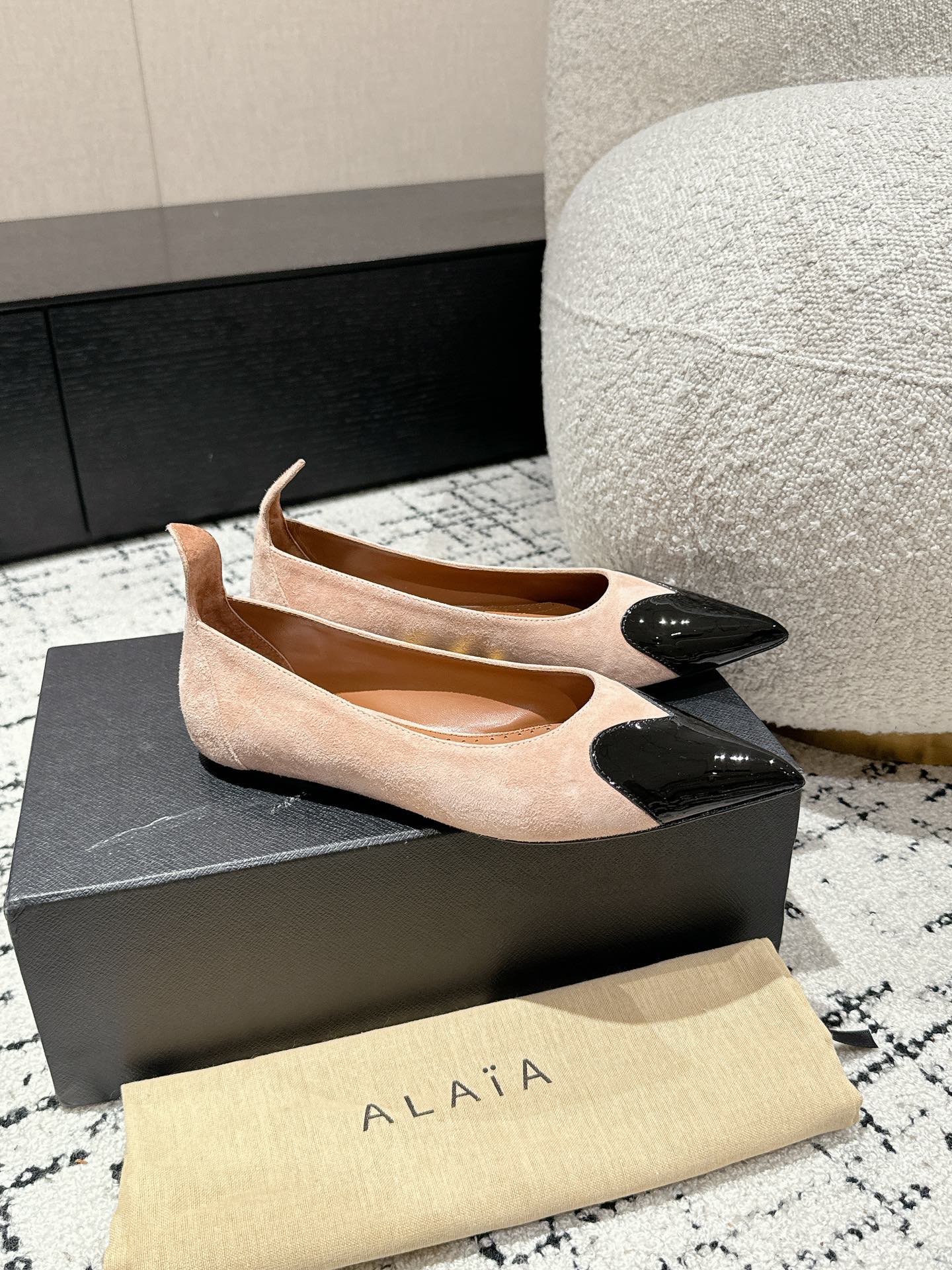 ALAIA PUMP 1 CM IN ALMOND BEIGE SUEDE MIX BLACK CALFSKIN