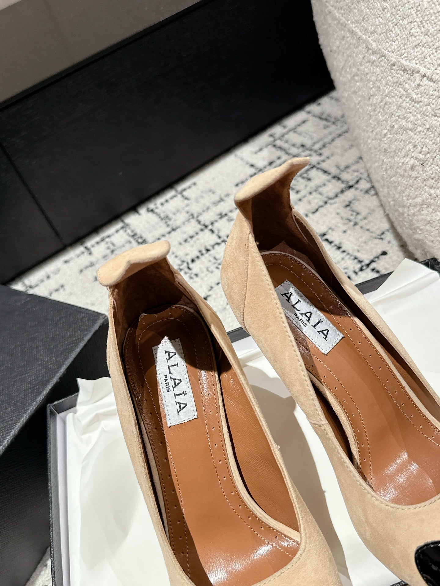ALAIA HIGH PUMPS 10CM IN BEIGE SUEDE MIX BLACK CALFSKIN