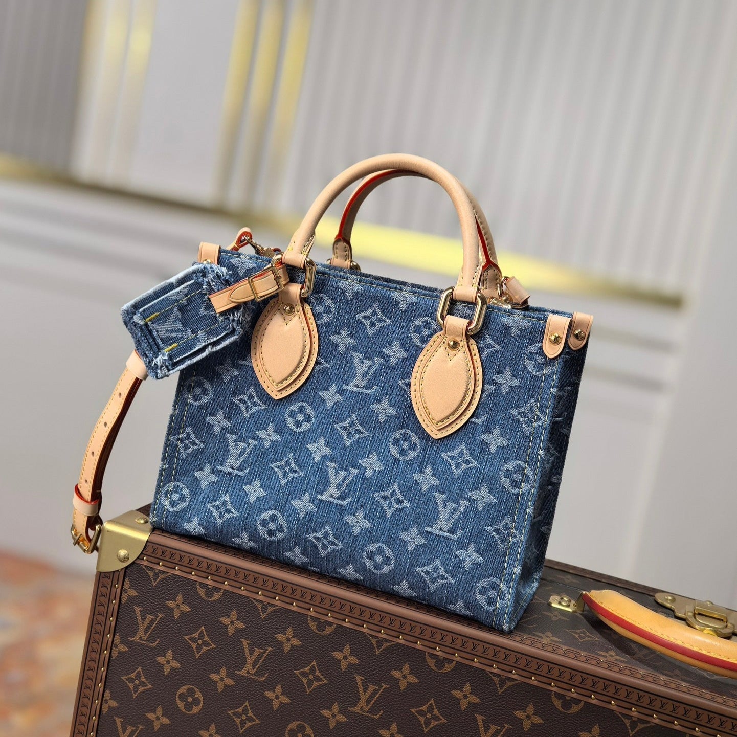 LV 25S ONTHEGO 28 IN BLUE MONOGRAM DENIM COTTON CALFSKIN LEATHER STRAP